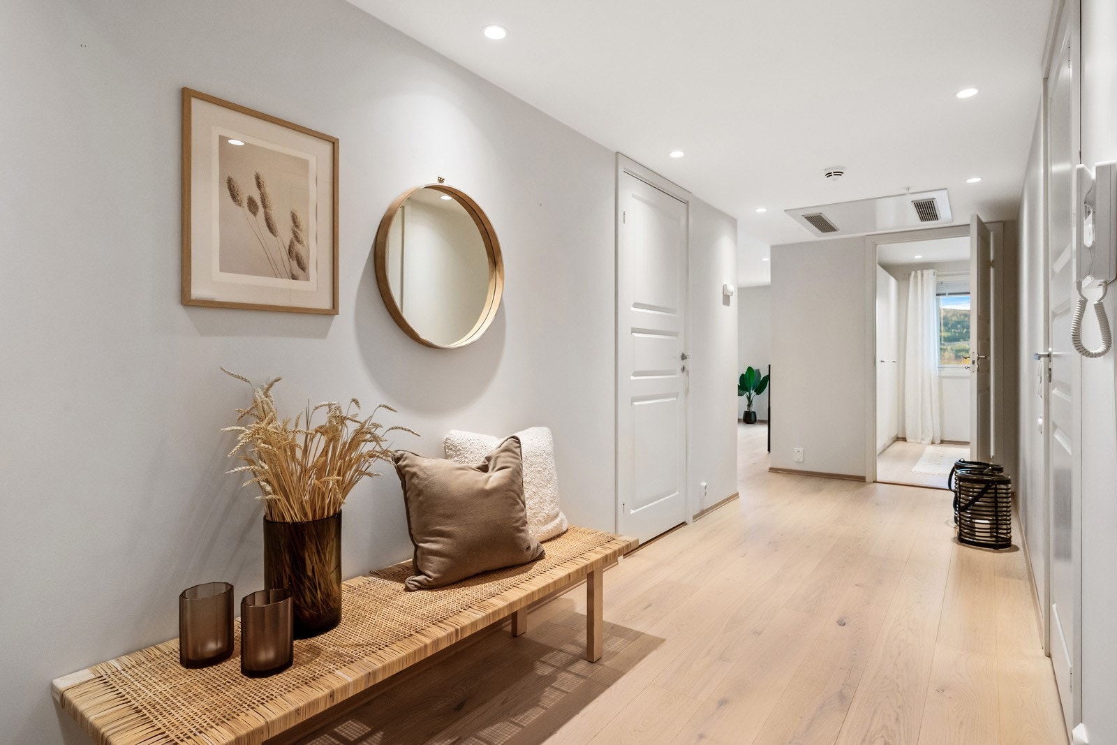 Her er det god plass til oppbevaring av klær. Spotter i hele taket. Galleribilde