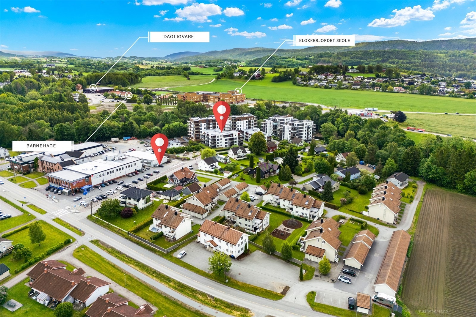 Fra boligen er det kort gangavstand til sentrum som tilbyr et godt utvalg av butikker, kafé, serveringssteder, vinmonopol og buss- og togstasjon. Galleribilde