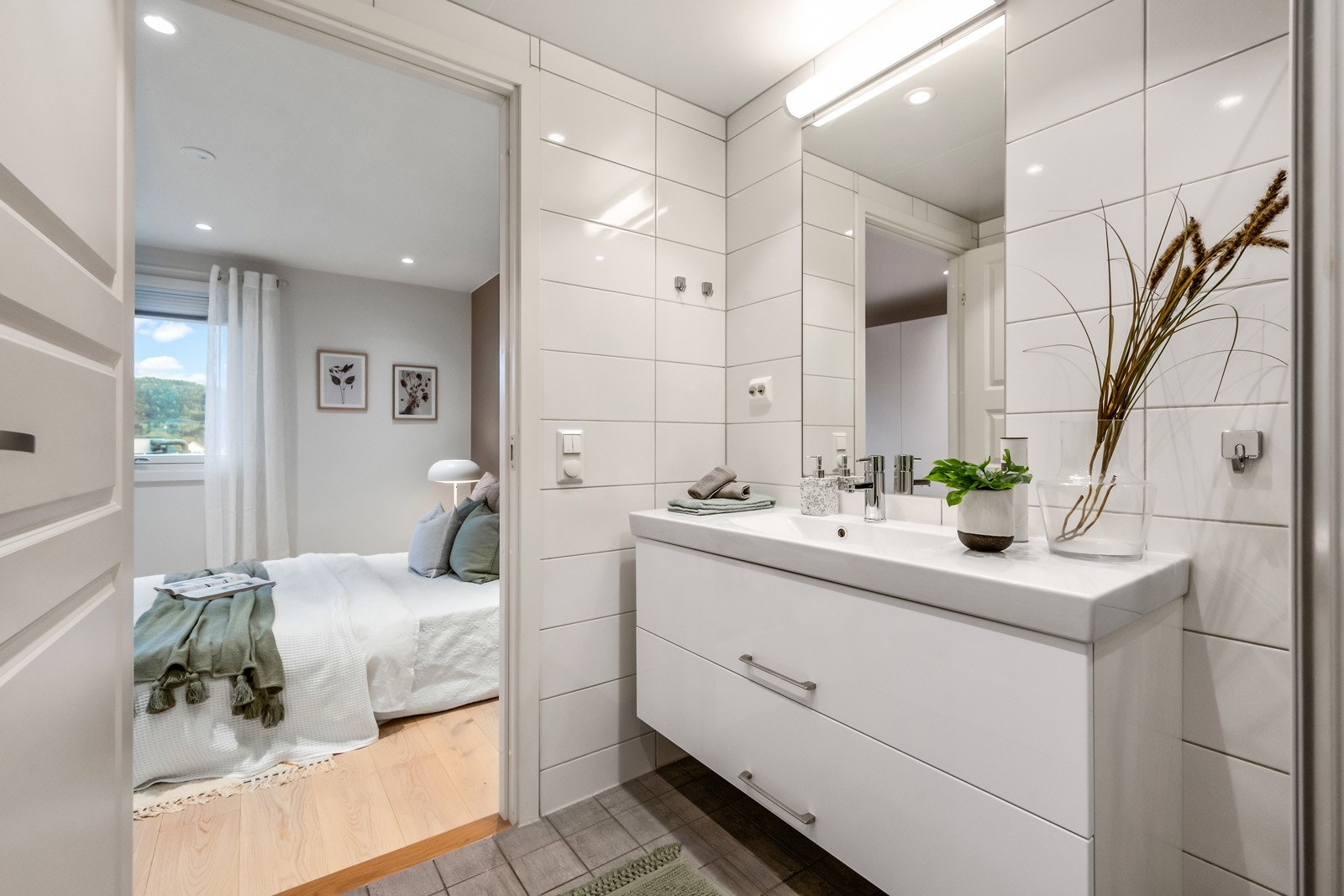 Det godt med skuffer under vasken. Fra badet er det inngang til soverom. Galleribilde