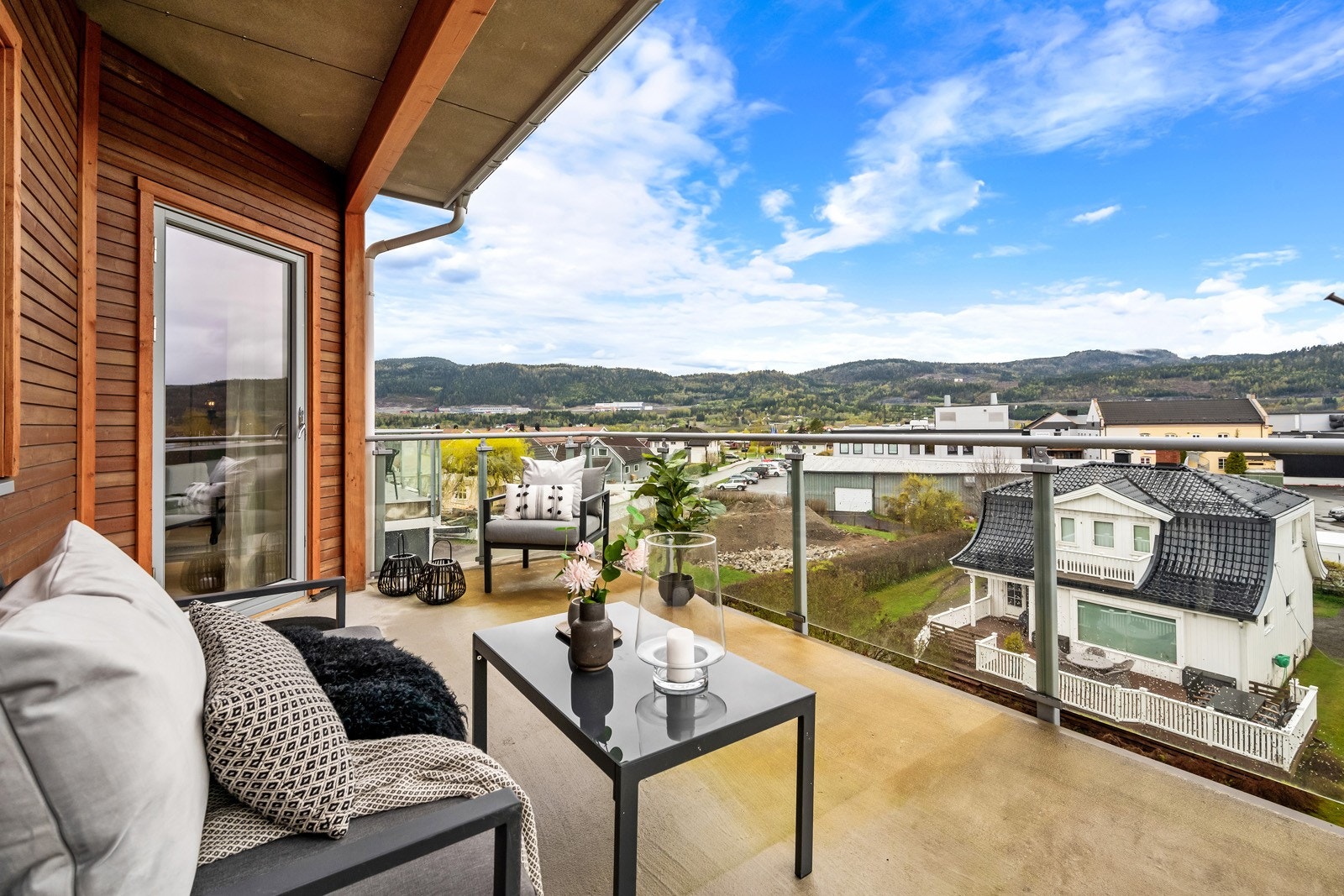 Ut fra stuen er det en stor balkong på 19 kvm med gode solforhold. Galleribilde