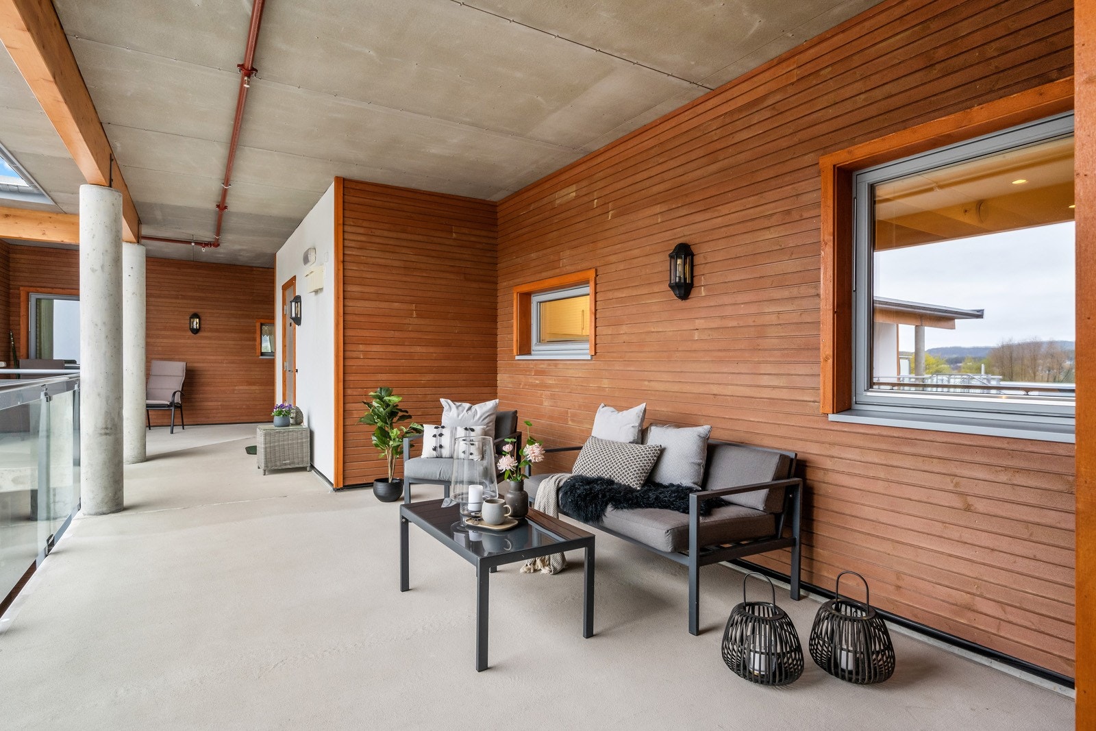 Ved inngangspartiet er det fult mulig å plassere en sofa med bord. Fin morgensol på denne siden! Galleribilde