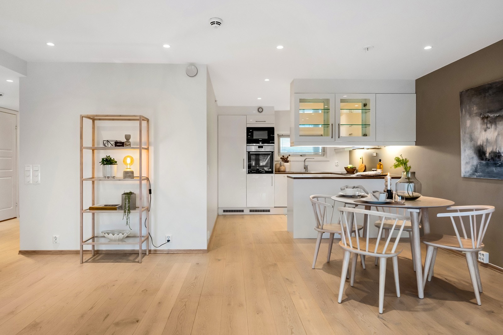 Kjøkkenet er moderne med rikelig med benk- og skapplass som gir gode arbeidsforhold. Galleribilde