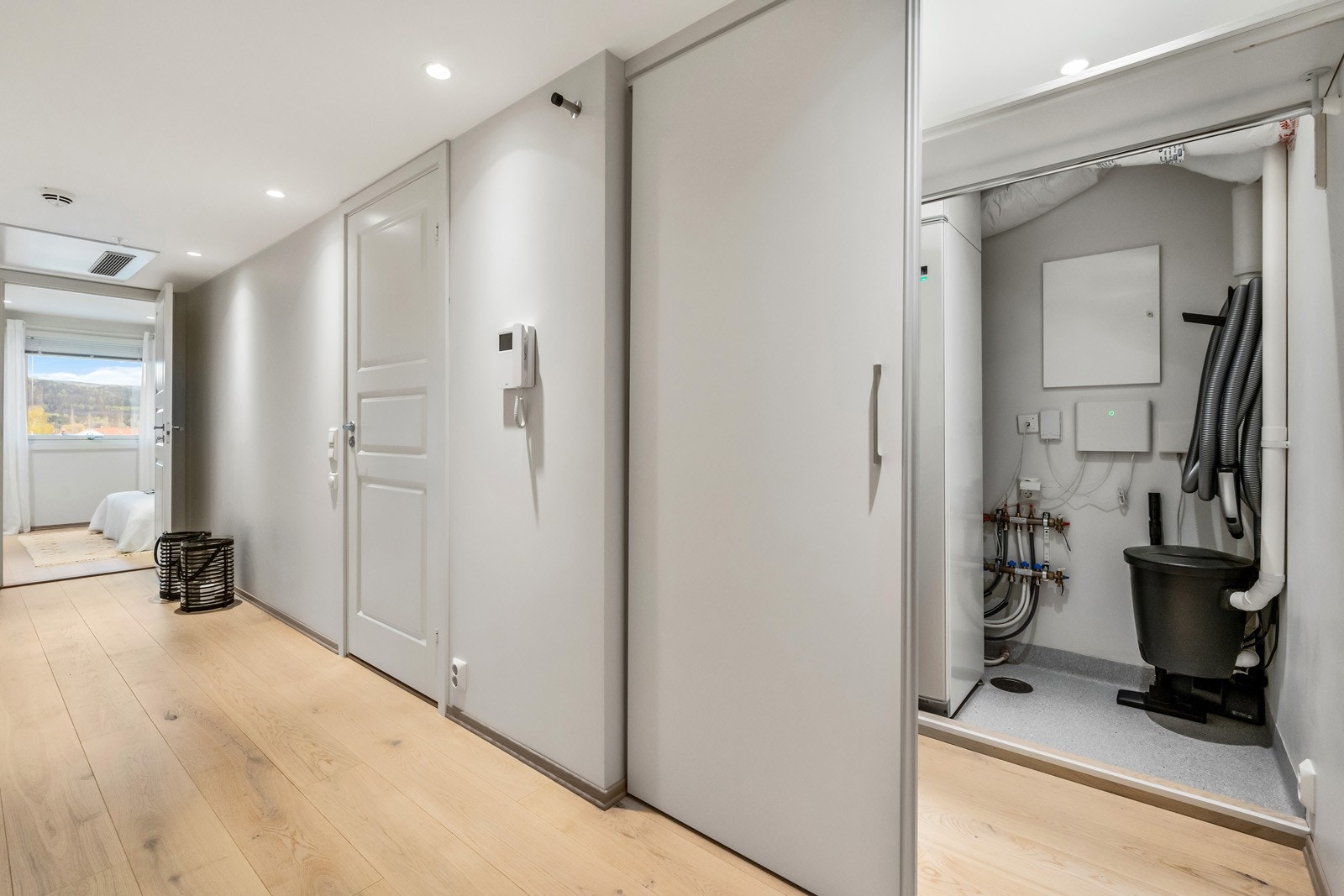 I gangen er det skyvedører som skjuler teknisk rom. Galleribilde