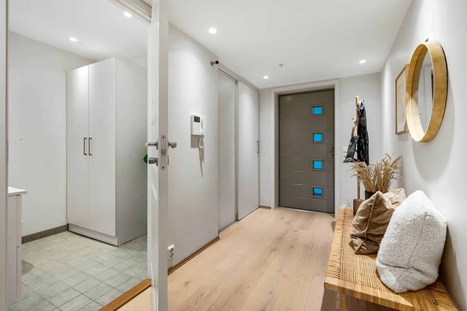 Velkommen inn til en lys og moderne gang med calling system! Galleribilde