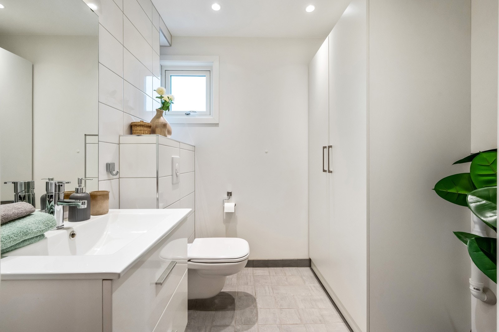 Det er praktiske skap til oppbevaring på badet. Elektriske varmekabler gulvet og balansert ventilasjon. Galleribilde