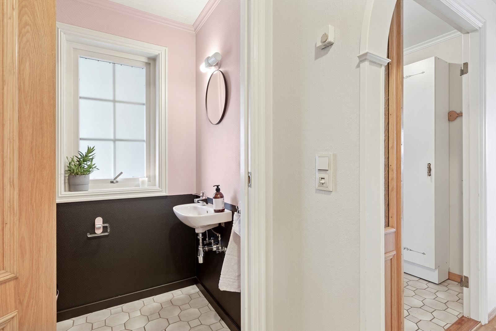 Separat toalettrom i forbindelse med entré. Galleribilde