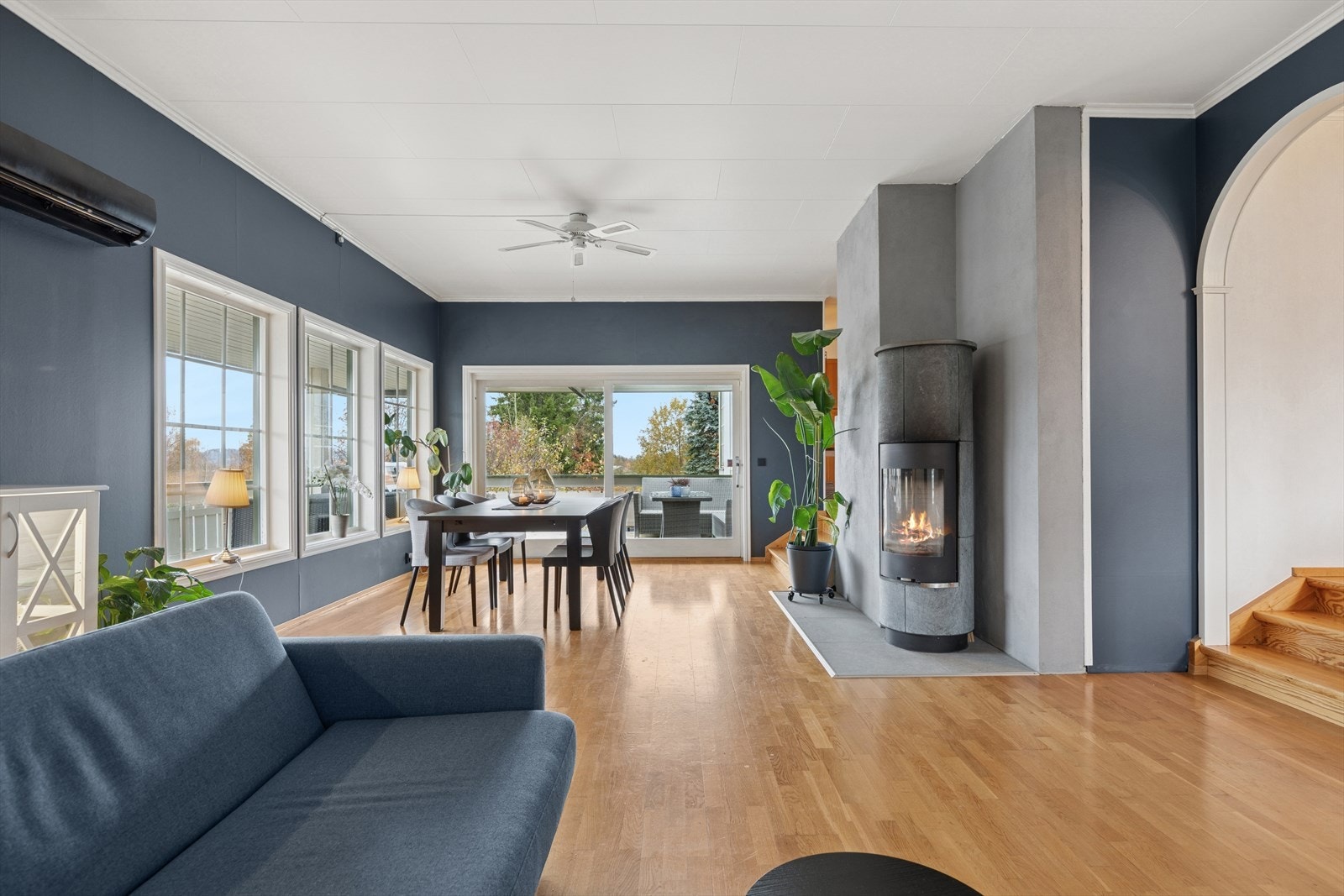 Hovedetasjen har store gulvflater med parkett og delikate fargetoner på vegger. Galleribilde