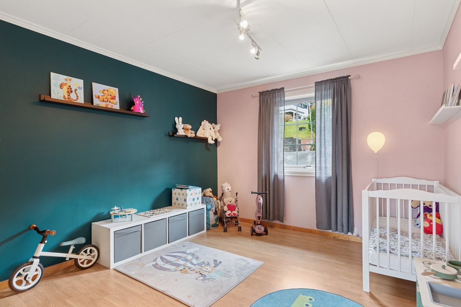 Koselig soverom med fin størrelse i hovedetasjen. Galleribilde