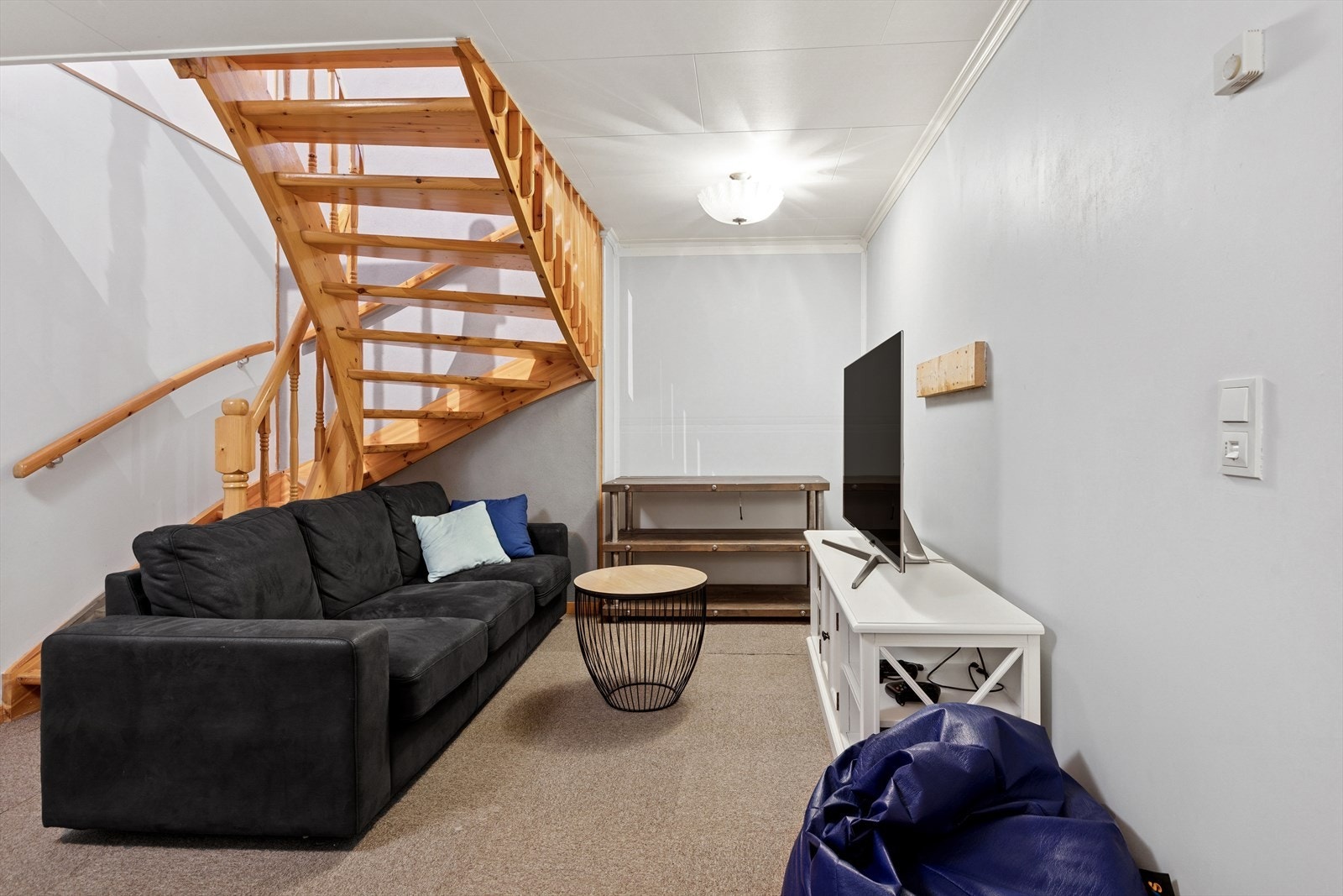 Tidligere trappegang hvor det var åpent inn til utleiedelen brukes nå som en ekstra stue. Galleribilde