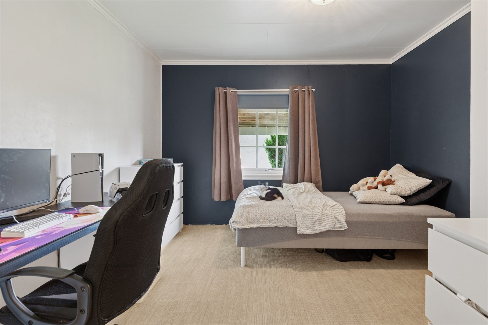 Hoveddelen har 2 soverom i 1. etg og 2 soverom i underetasjen. Alle soverom har god størrelse. Galleribilde