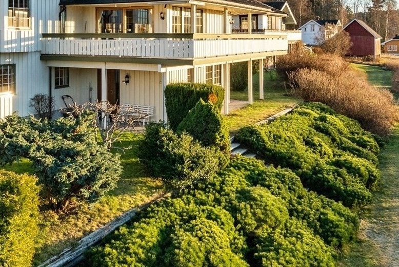 Adkomst til sokkeletasjen er på nedsiden av huset hvor det går trapp opp til inngangsdøren. Galleribilde