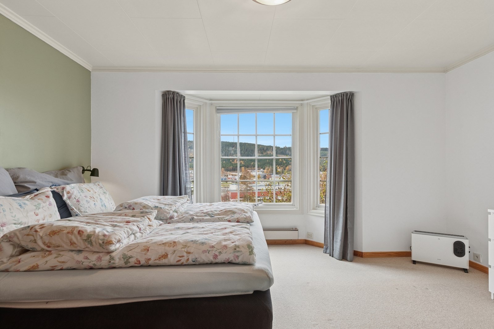 Stort hovedsoverom med god plass til dobbeltseng og herlig utsikt. Galleribilde