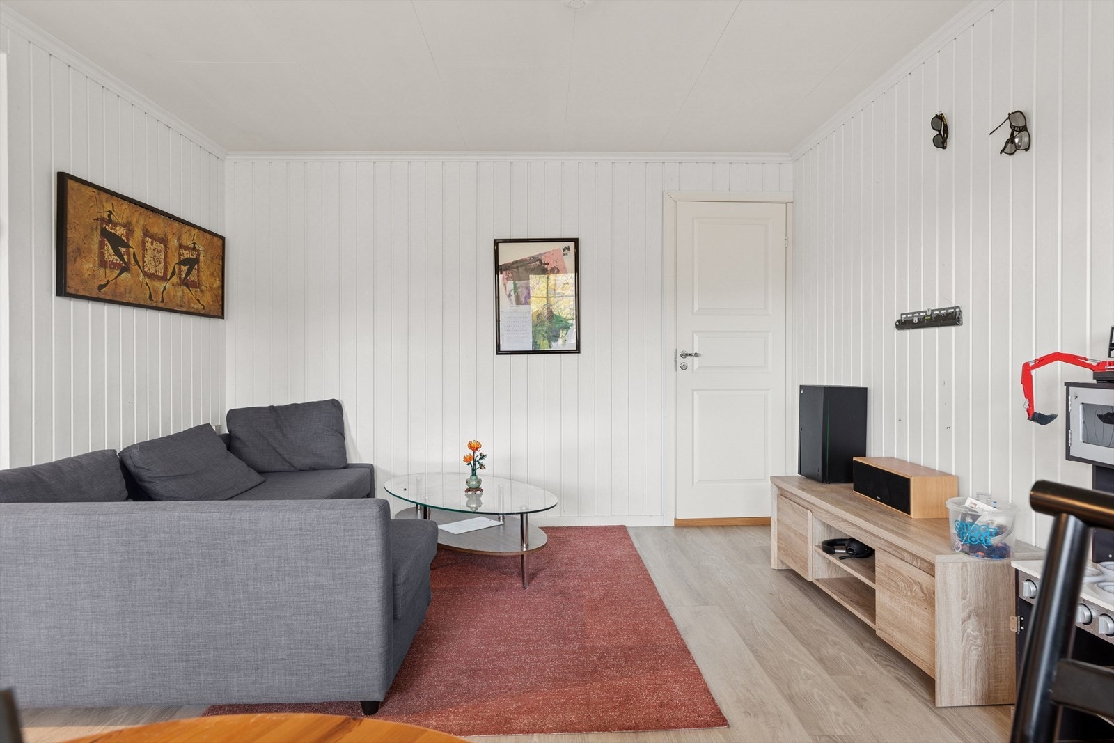 Stuen i adskilt del har åpen løsning til kjøkken Galleribilde