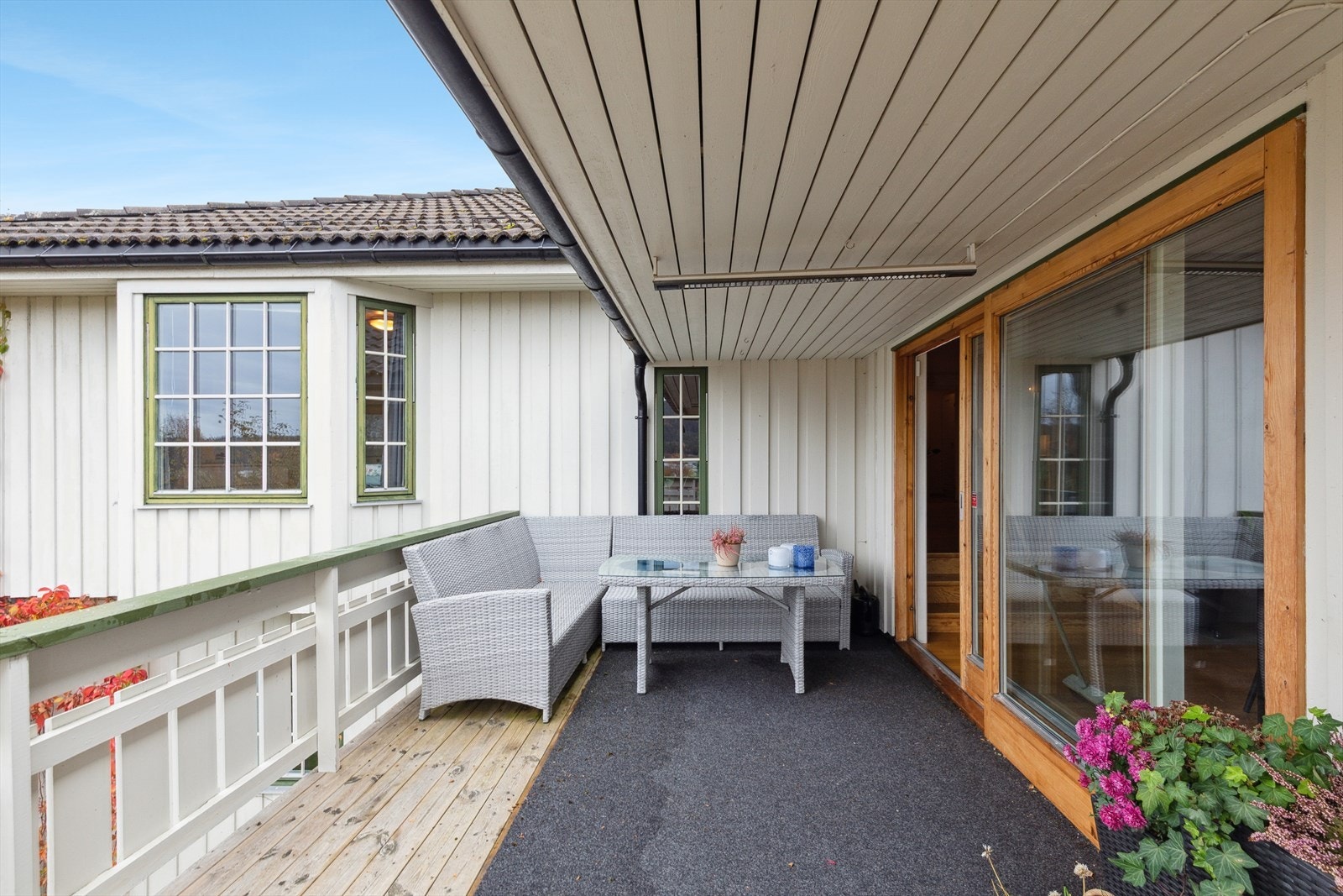 Fra stuen kommer du ut til en herlig terrasse med svært gode solforhold og fantastisk utsikt. Galleribilde