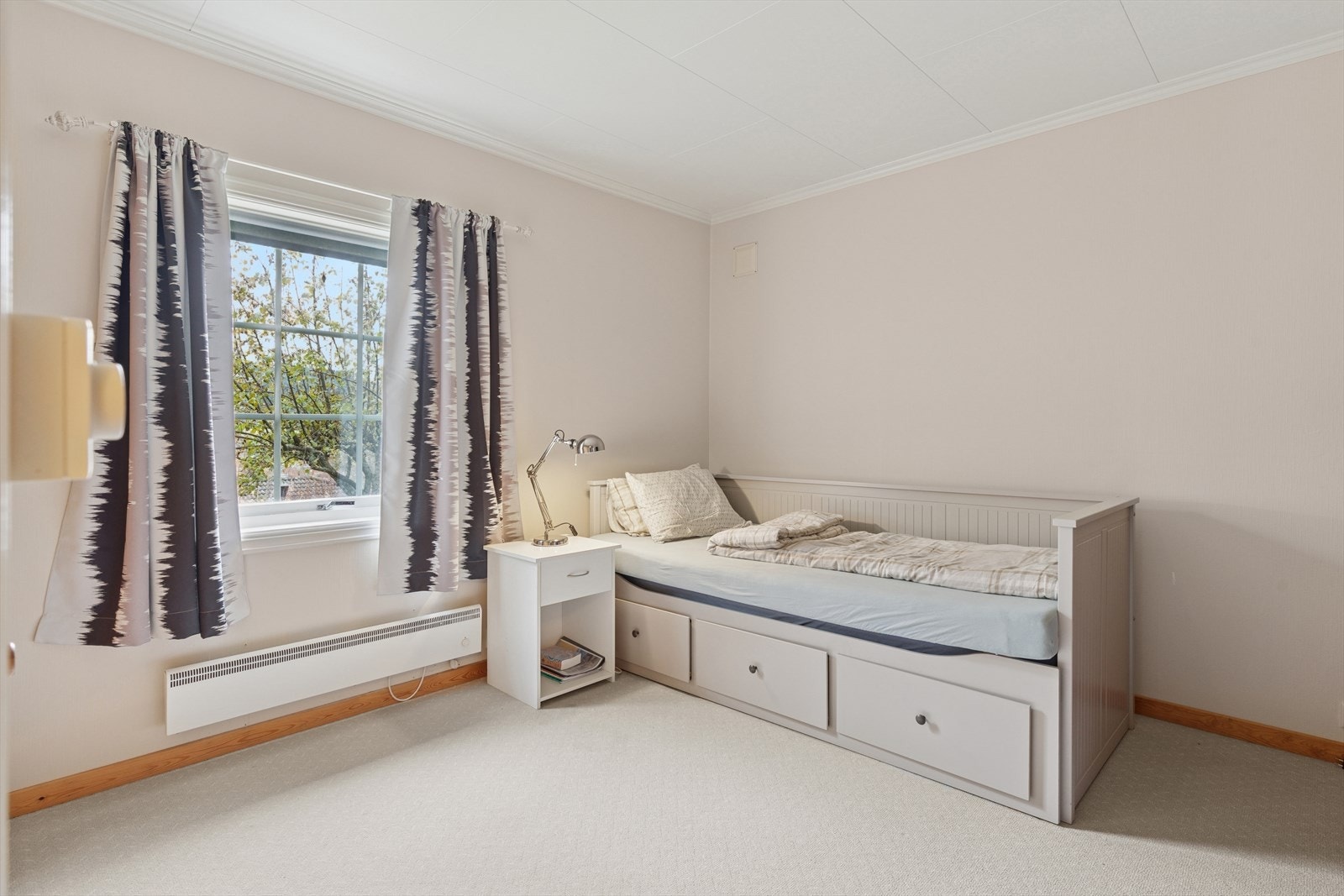 Godt soverom med lunt teppe på gulv. Galleribilde