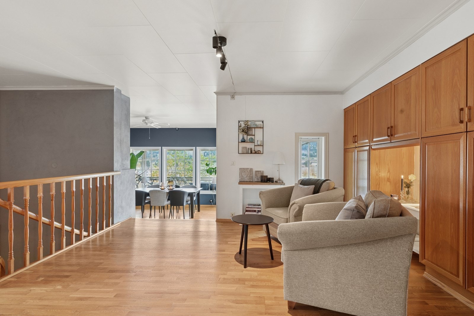 1.etg har nivåforskjell som skiller stuene fra hverandre og gir luftig planløsning. Galleribilde