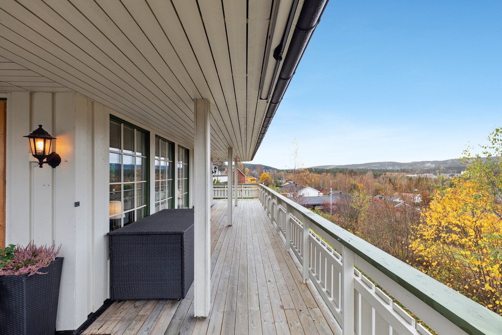 Huset ligger høyt i terrenget og har dermed meget gode solforhold og fin panoramautsikt. Galleribilde