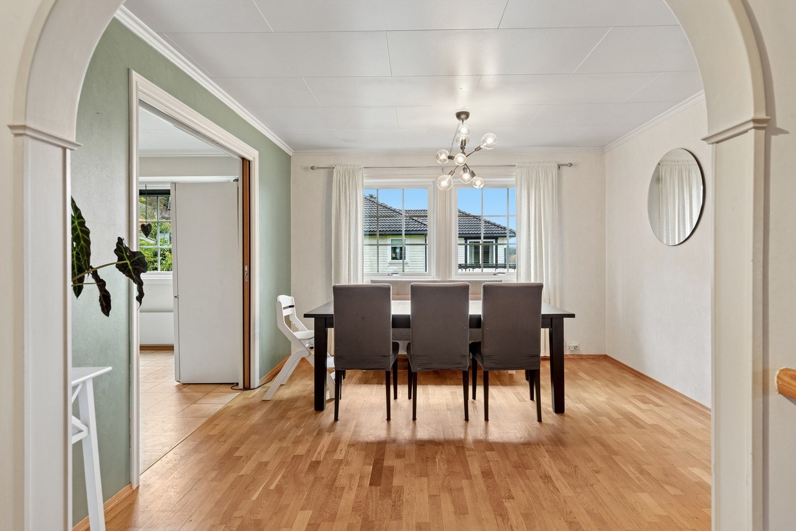 Spisestuen har fått en praktisk plassering ved siden av kjøkkenet. Galleribilde