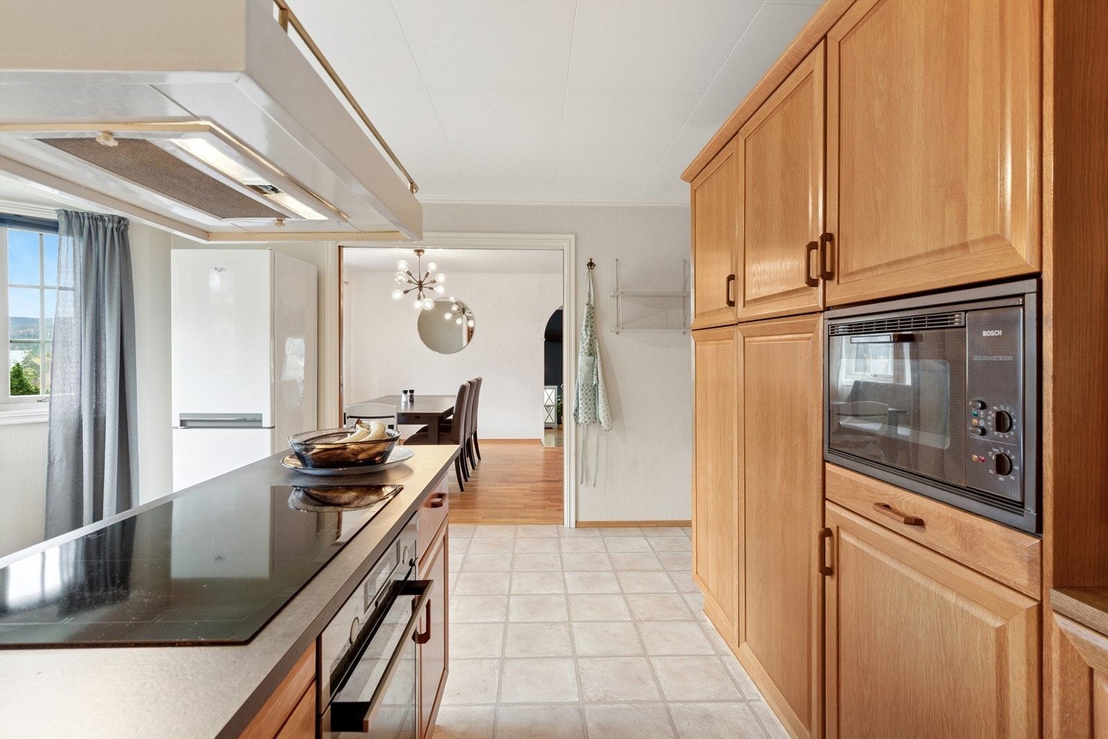 Kjøkkenet er godt utnyttet med rikelig benkeplass, øy og spiseplass ved vinduet. Galleribilde