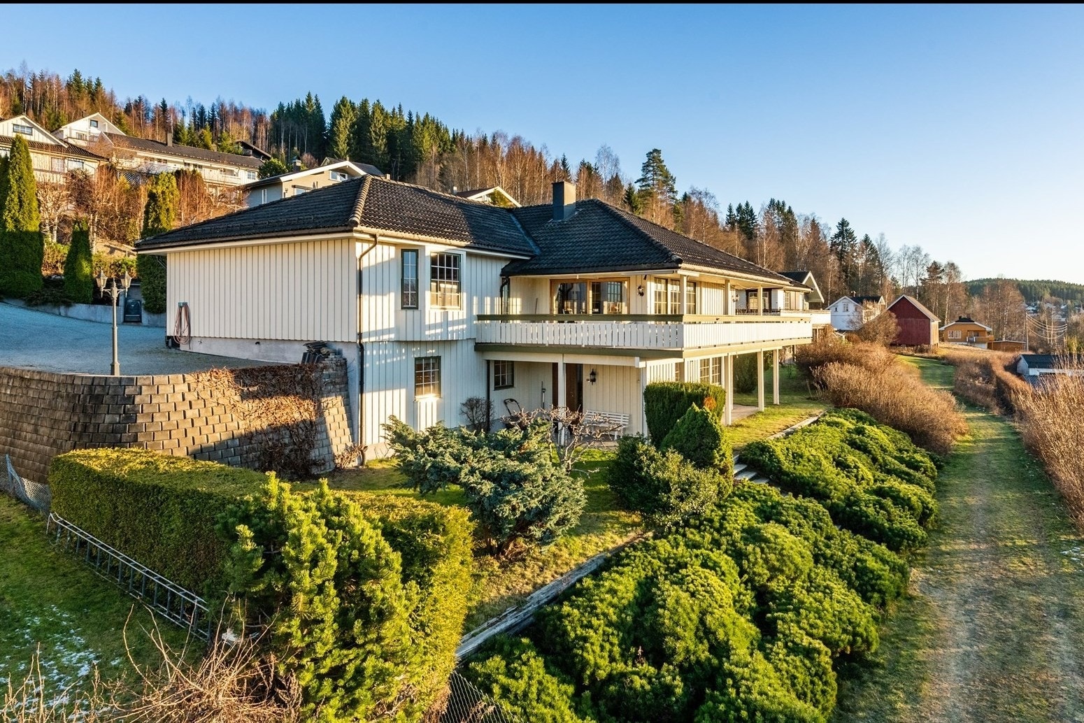 Velkommen til Kråkevegen 52 som ligger i rolige omgivelser langs en blindvei på Rasta-åsen. Galleribilde