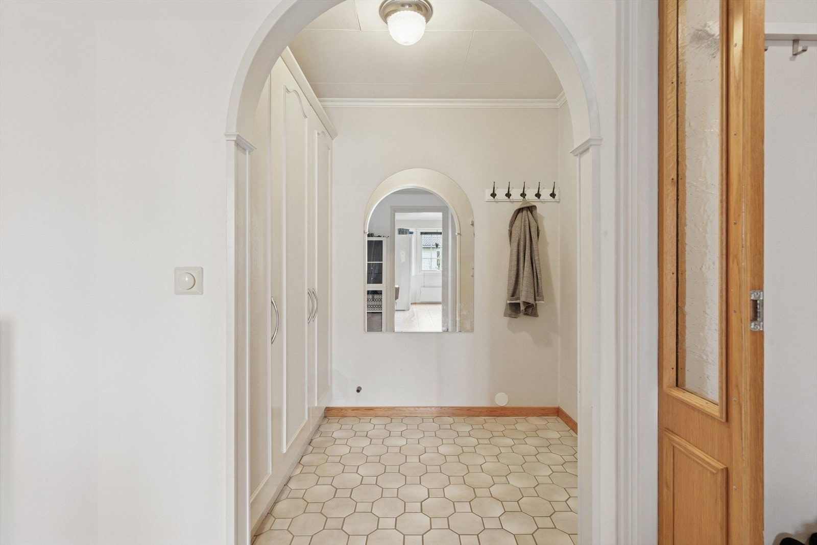 Innenfor entrén er det praktisk garderoberom med god plass til å henge av seg og oppbevare yttertøy. Galleribilde