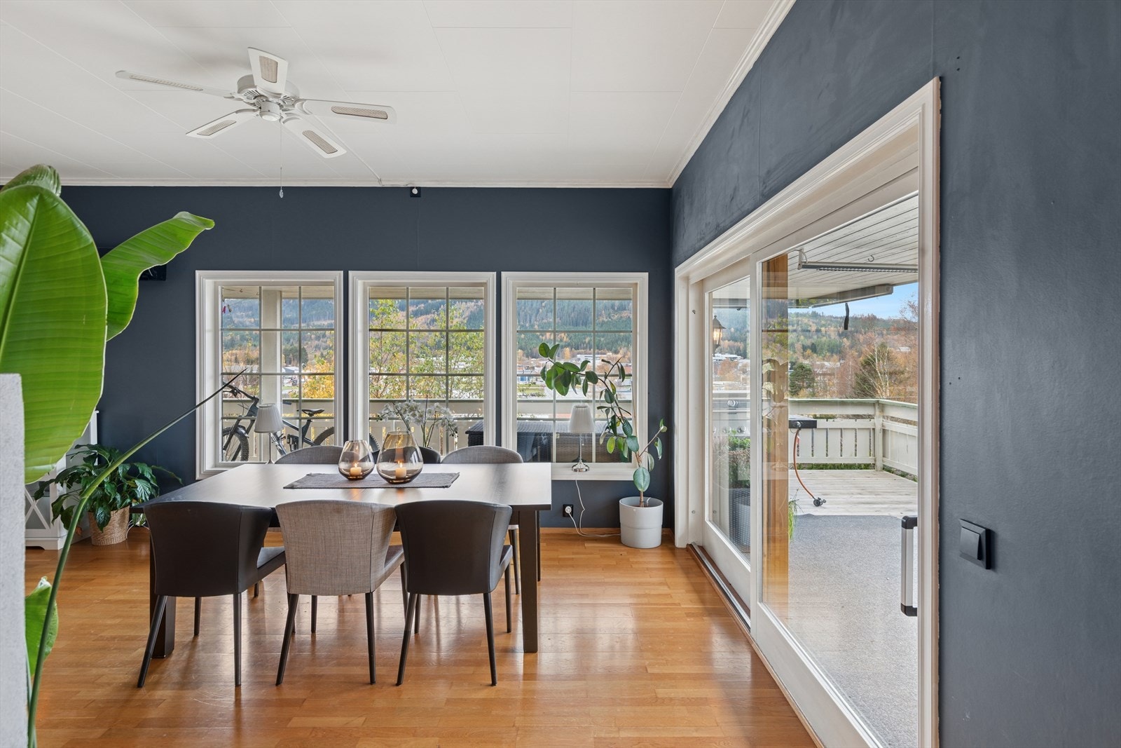 De store vindusflatene gir rikelig med lys og slipper utsikten inn i stuen. Galleribilde