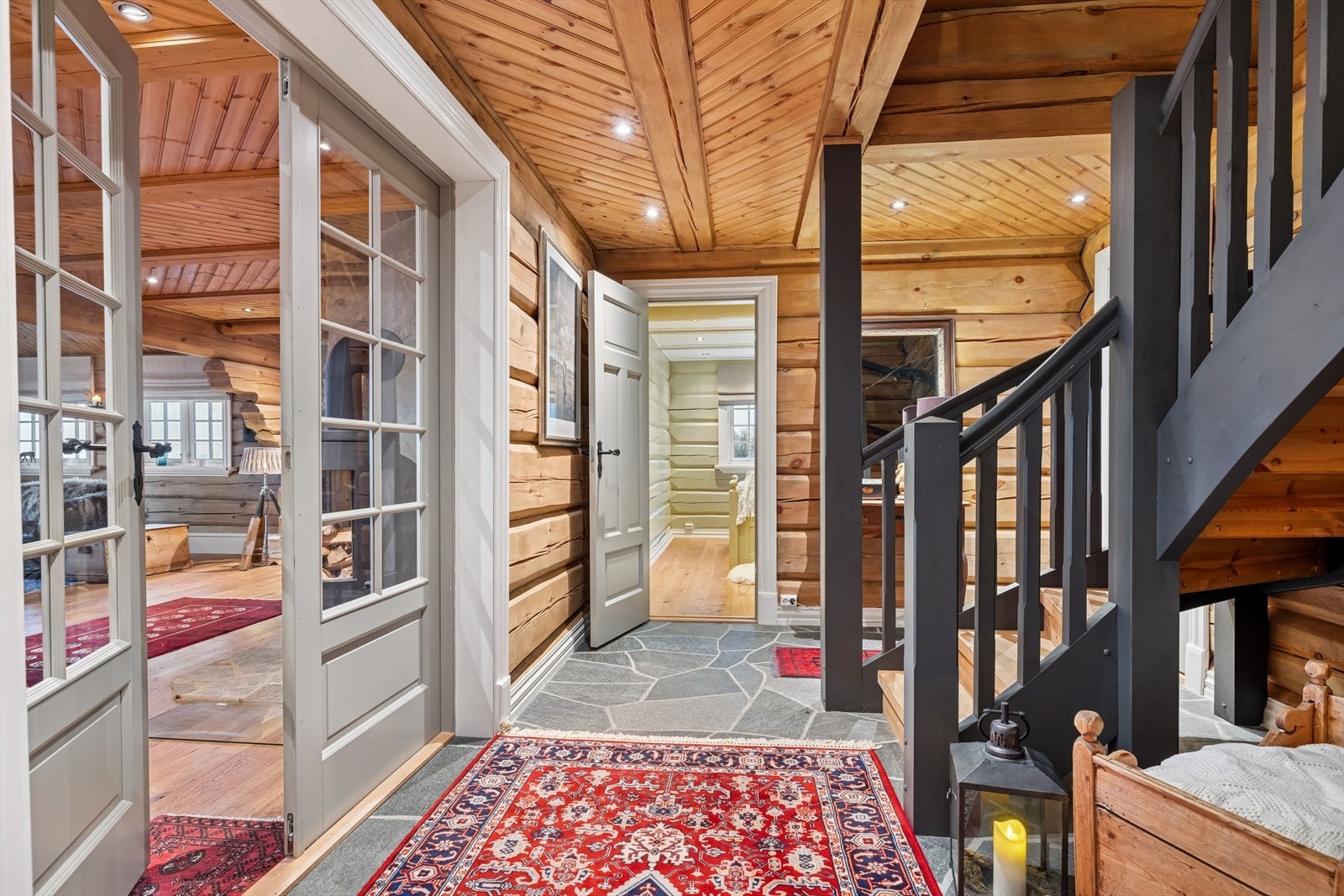 Lyst trapperom som binder sammen hyttas ulike soner og gir enkel adgang til alle rom. Her er det vannbåren varme i alle gulvflater i 1. etasje, unntatt teknisk rom og badstue - for ekstra komfort gjennom hele året. Galleribilde