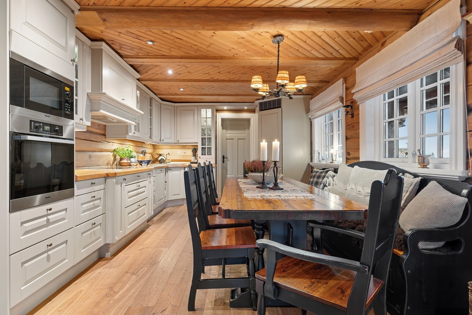 Kjøkkenet har moderne spotter i taket som gir behagelig og fleksibel belysning - perfekt for både stemning og funksjon. De store, godt vedlikeholdte vinduene slipper inn rikelig med dagslys og rammer inn den spektakulære utsikten mot Raulandsfjell. Galleribilde