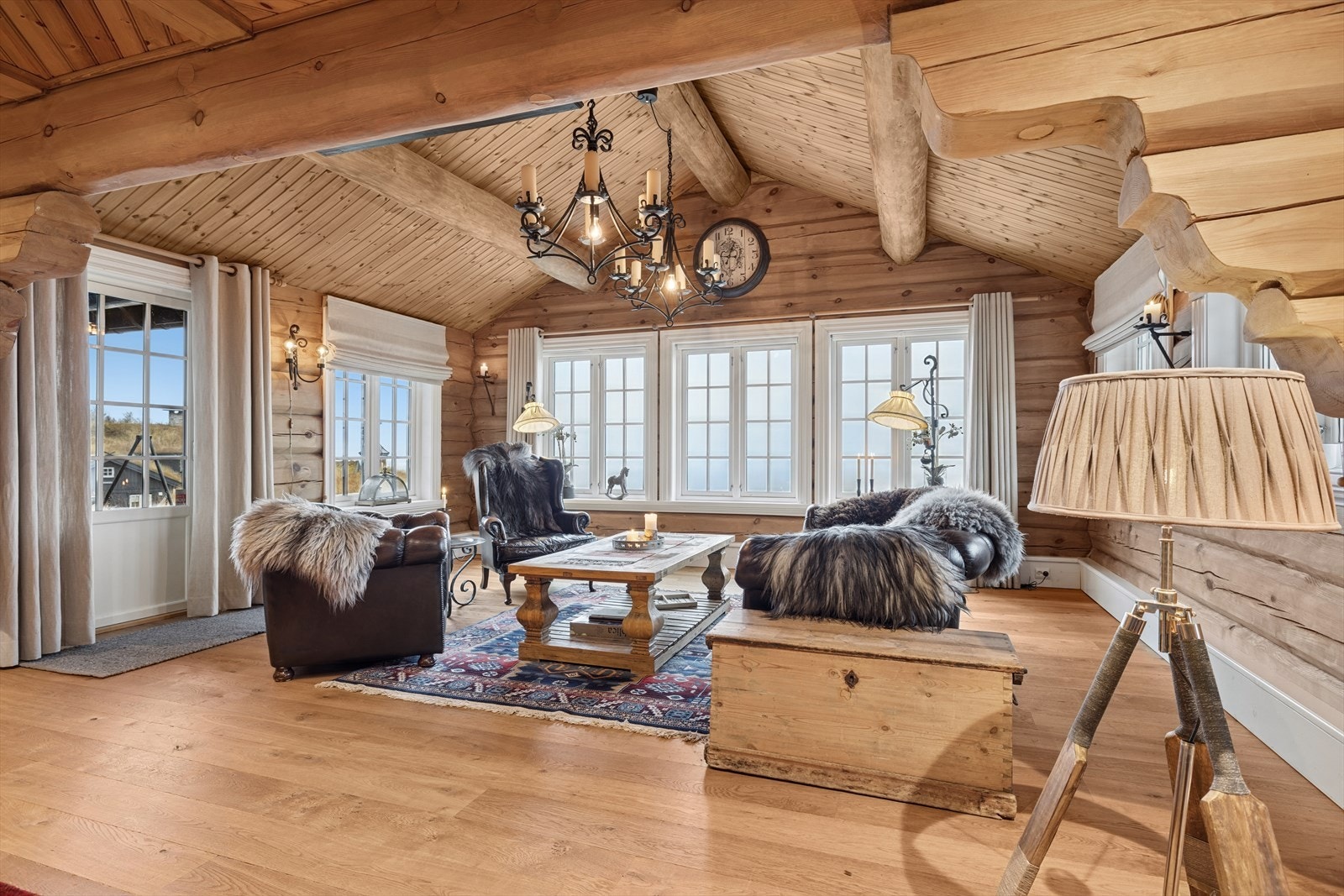 Stuen i 1. etasje imponerer med fantastiske, store vinduer som slipper inn rikelig med dagslys og gir panorama utsikt mot majestetiske Raulandsfjell og vakker natur. Her får du en unik romfølelse og kan nyte utsikten fra komforten av sofakroken. Galleribilde