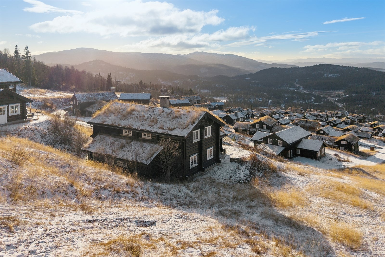 Hytta ligger svært fint til med alpinbakken bokstavelig talt som nærmeste nabo - her kan du ta på deg skiene og gli rett ut i bakken fra døren. Galleribilde