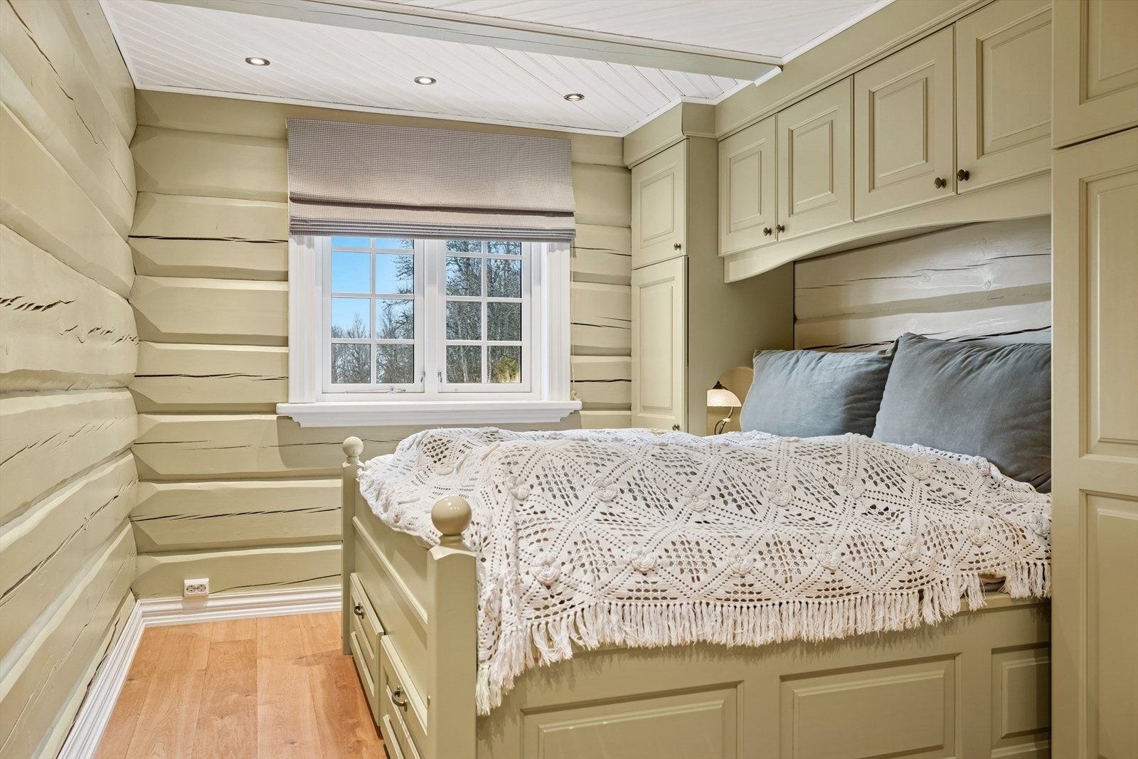 Hovedsoverommet ligger i 1. etasje og har spotter i taket som gir moderne og god belysning. Rommet er utstyrt med et flott garderobeskap og har plassbygd seng - alt tilrettelagt for komfort og praktisk oppbevaring. Galleribilde