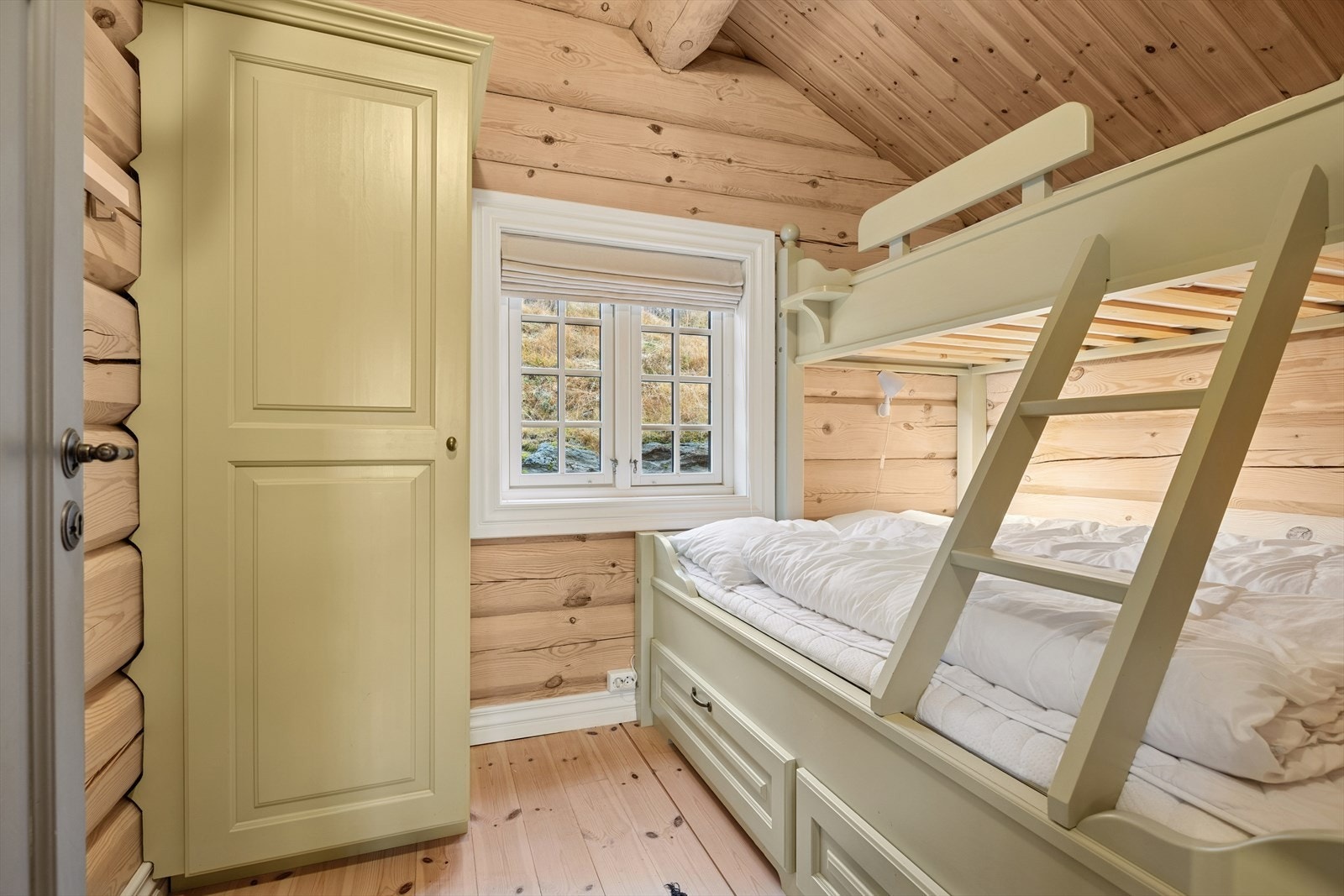 Soverom 1 i annekset med plassbygd køyseseng. Galleribilde