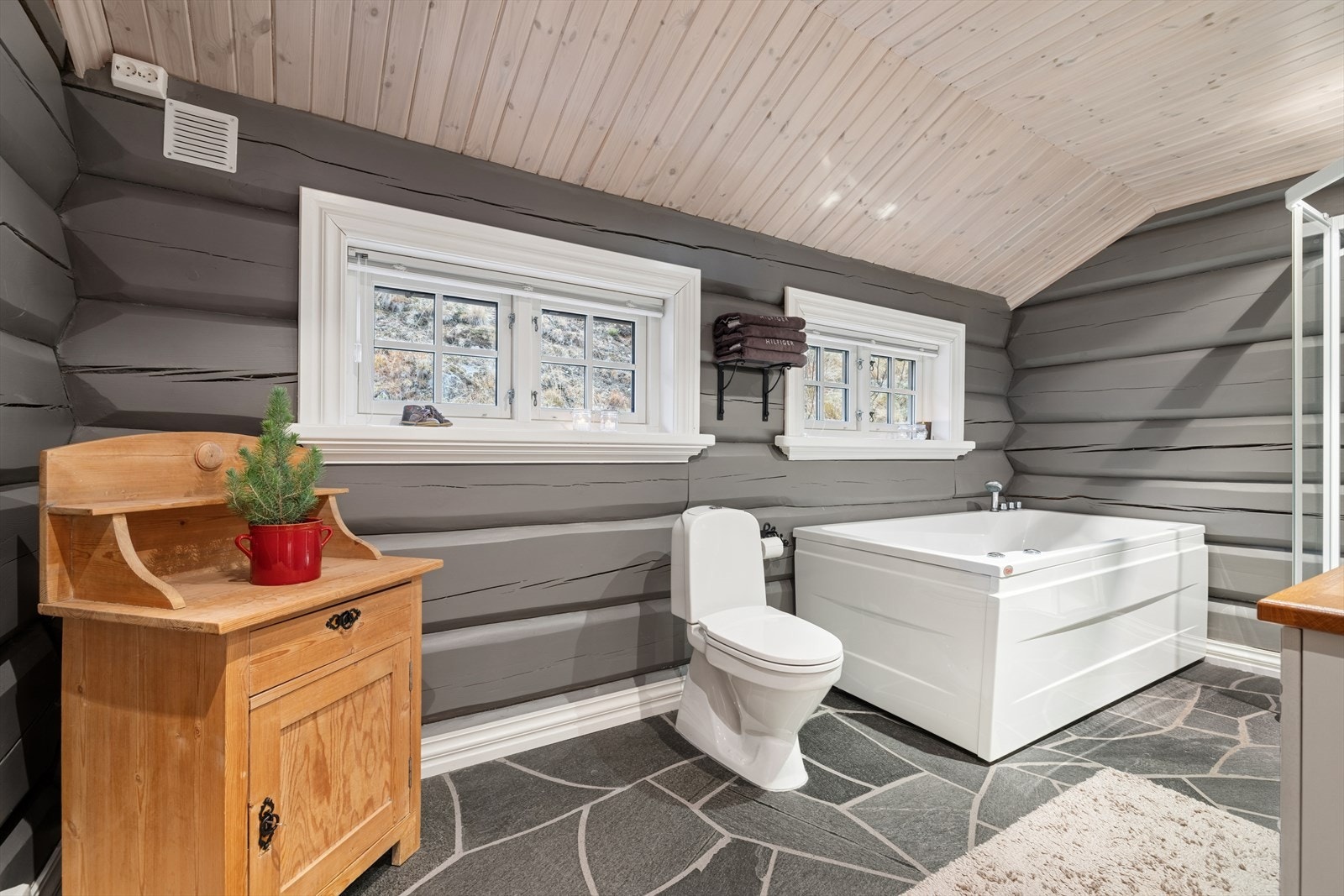 Stort og innbydende badekar gir deg muligheten til å senke skuldrene og nyte ekte velvære - perfekt for lange, avslappende bad etter en aktiv dag på fjellet Galleribilde