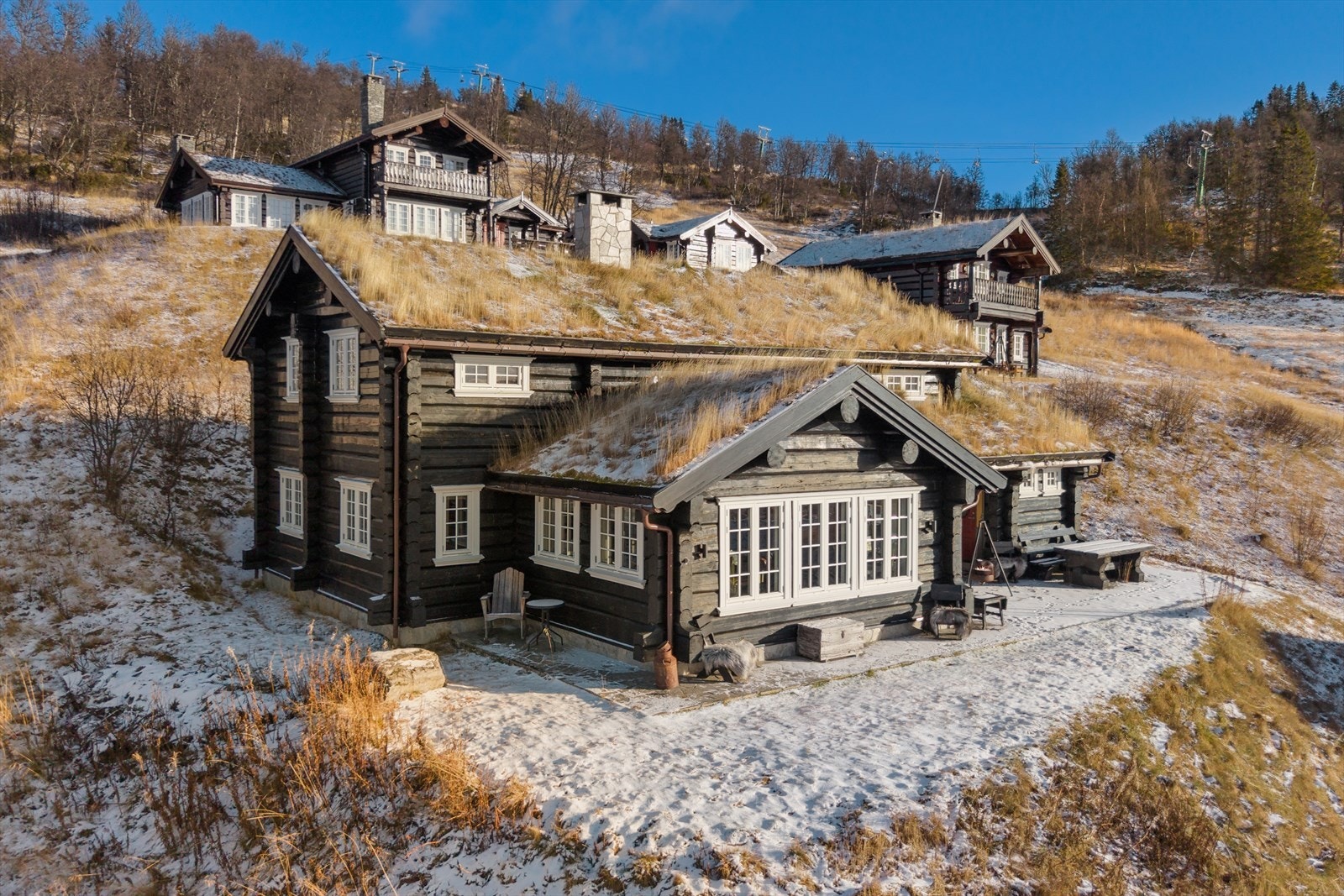 100 kvm skiferterrasse - her får du romslige uteområder som inviterer til både solfylte dager, sosiale sammenkomster og avslapping med utsikt mot fjellet. Galleribilde