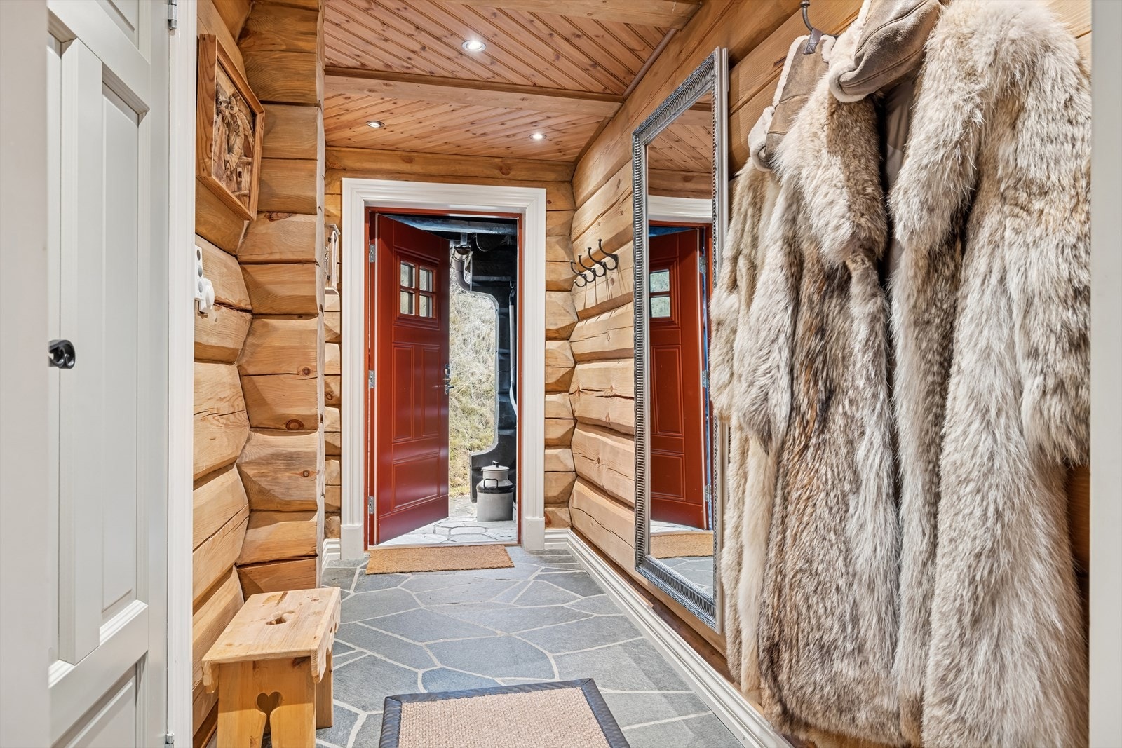 Lyst og innbydende inngangsparti med brudden skifer og god plass til å henge fra seg ytterklær. Praktisk bod rett ved inngangen gir enkel og ryddig oppbevaring av utstyr og sko. Galleribilde