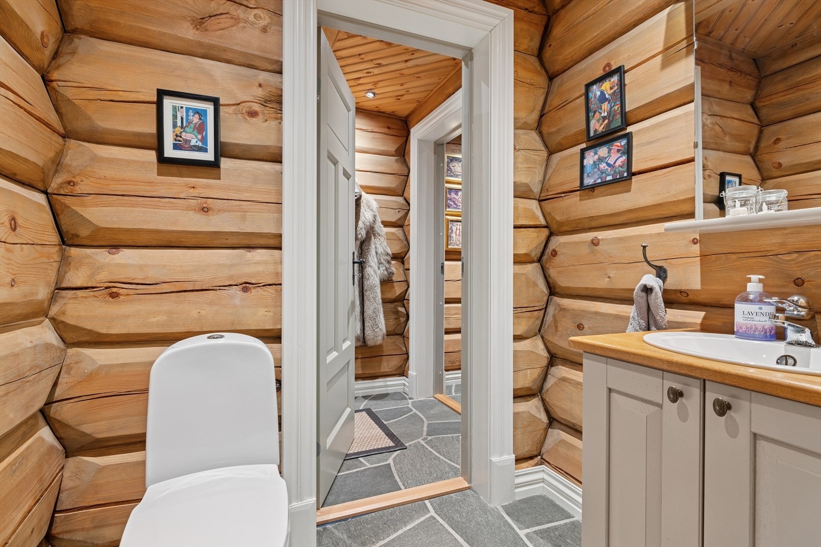 Praktisk og pent toalettrom - perfekt for gjester og hverdagsbruk. Her får du et funksjonelt rom med moderne innredning og god ventilasjon, lett tilgjengelig fra oppholdsrommene. Et enkelt og stilrent tillegg til hyttens komfort! Galleribilde