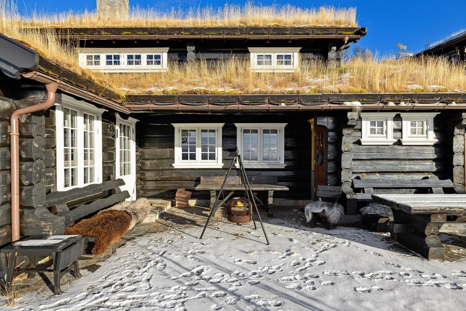 Svært flotte uteområder med pent opparbeidet tomt og panorama utsikt mot majestetiske Raulandsfjell og vakker natur. Her kan du nyte solrike dager, friluftsliv og den fantastiske utsikten rett fra hytta. Galleribilde