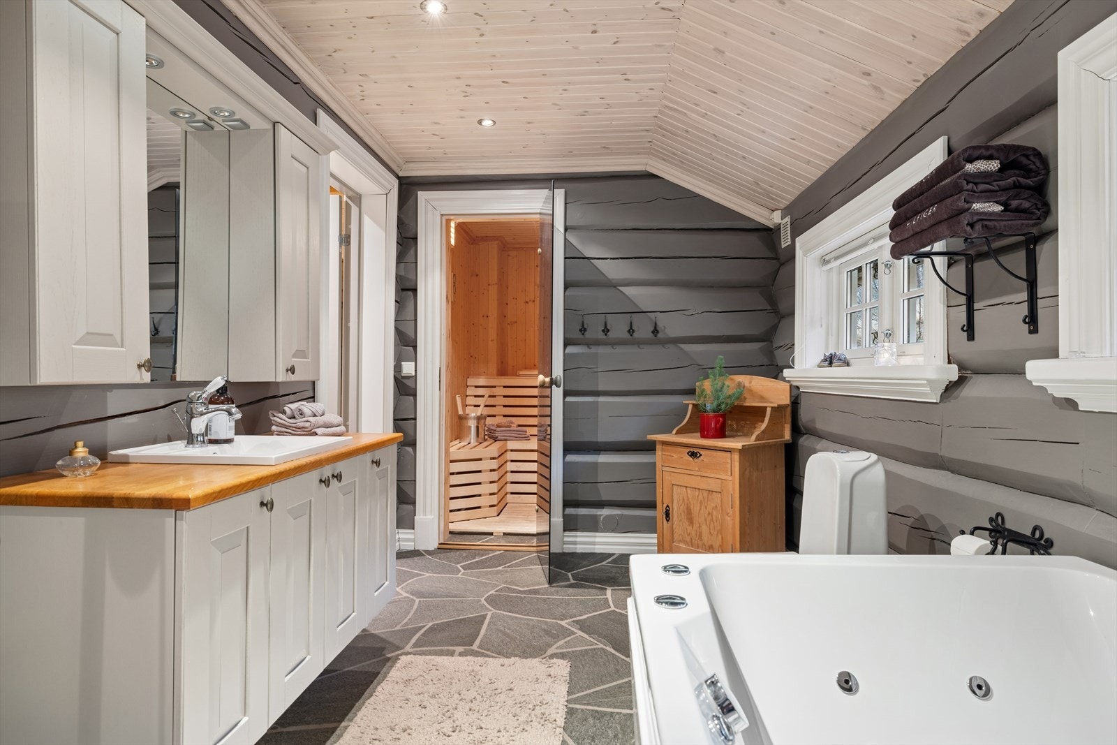 Unn deg ekte spa-følelse med badekar, dusjkabinett og en eksklusiv badstue - alt samlet på ett rom! Her kan du senke skuldrene etter en aktiv dag og nyte velvære i lune omgivelser. Perfekt for både avslapning og sosiale stunder. Galleribilde