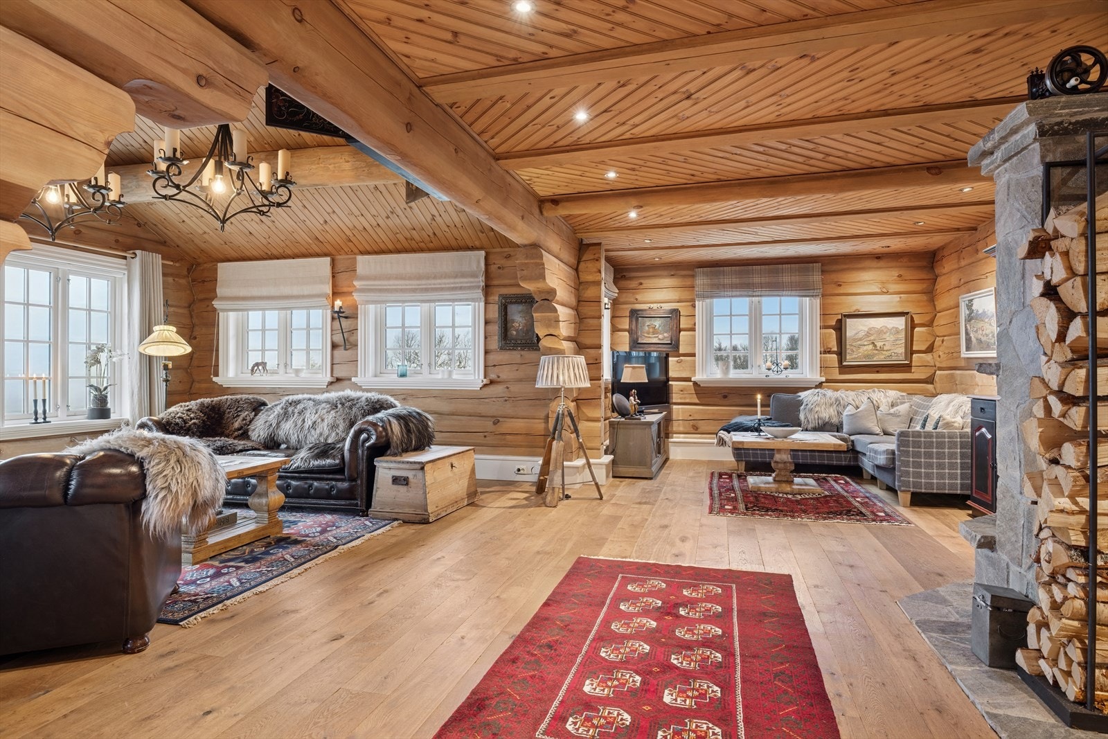 Spotter i taket sikrer godt og fleksibelt lys i stuen - perfekt for både hyggelige kvelder og praktiske aktiviteter. Galleribilde