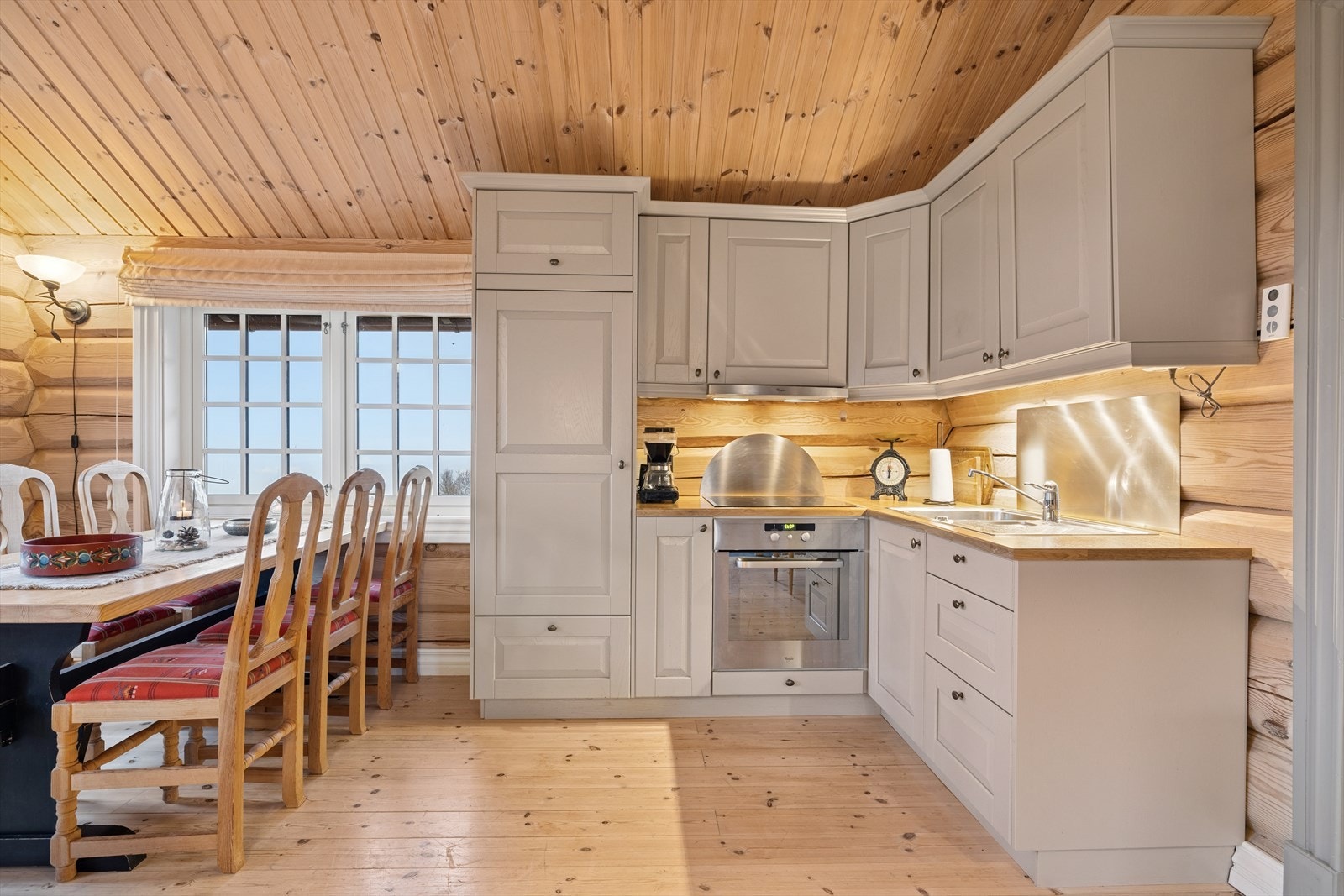 Kjøkkenet er utstyrt med klassiske profilerte fronter, heltre benkeplate og alt du trenger for å lage mat til både små og store anledninger. Galleribilde