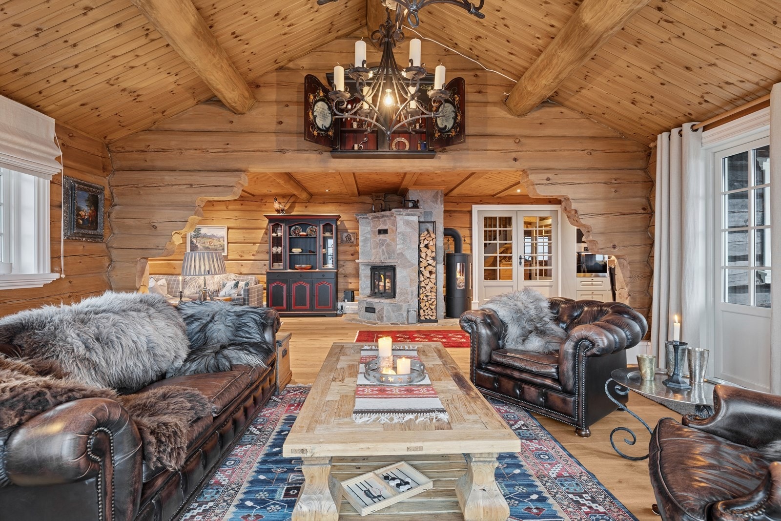 Romslig stue med god plass til hele storfamilien. her kan alle samles til hyggelige måltider, spillkvelder og avslapning. Den åpne løsningen og store vindusflater gir ekstra romfølelse og gjør stuen til et naturlig samlingspunkt for både familie og venner Galleribilde