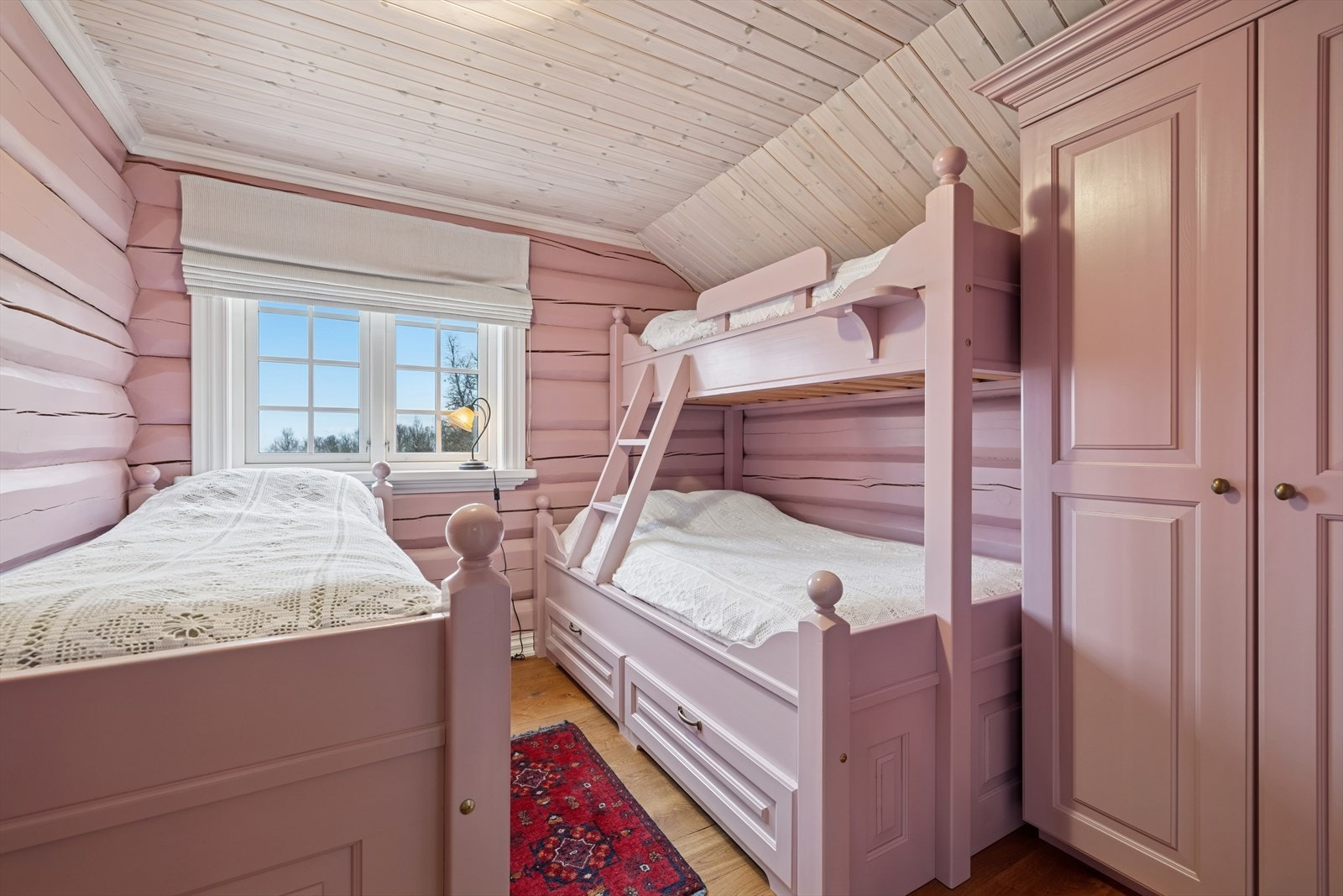 Hovedhytta har fem svært delikate og romslige soverom - alle med plassbygde senger som følger med, og malt i hver sin stilige farge. Her får du god plass til både familie og gjester, og hvert rom har sitt unike uttrykk som gir ekstra sjarm og komfort. Galleribilde