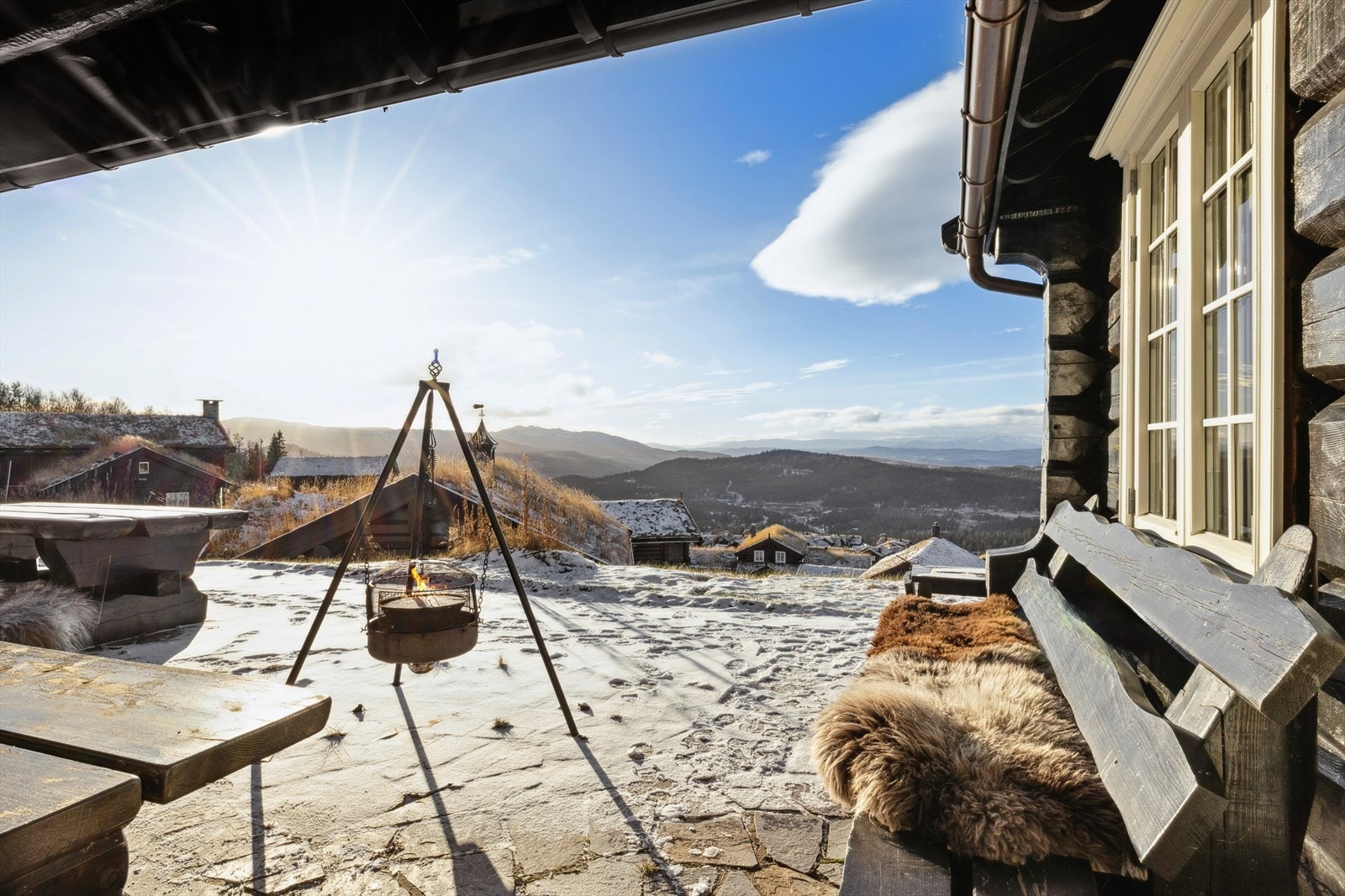 Her får du en utsikt som tar pusten fra deg, med majestetiske fjell og vakker natur rett utenfor vinduene. Dette er hytteliv på sitt aller beste! Galleribilde