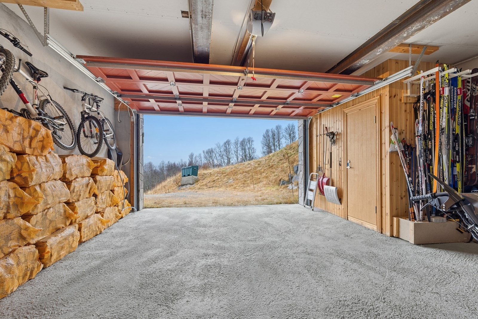 Romslig garasje med god plass til skiutstyr, sykler og annet utstyr til aktive dager på fjellet. Det er montert elbillader fra BMW (2019). Galleribilde