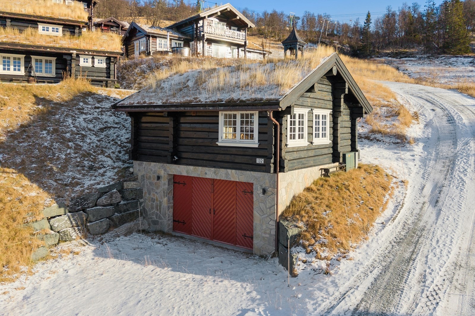 Frittstående anneks med to soverom, åpen stue- og kjøkkenløsning, samt garasje i underetasjen. Perfekt for gjester, storfamilien eller utleie - her får du ekstra plass og fleksibilitet, med enkel tilgang til både opphold og oppbevaring! Galleribilde