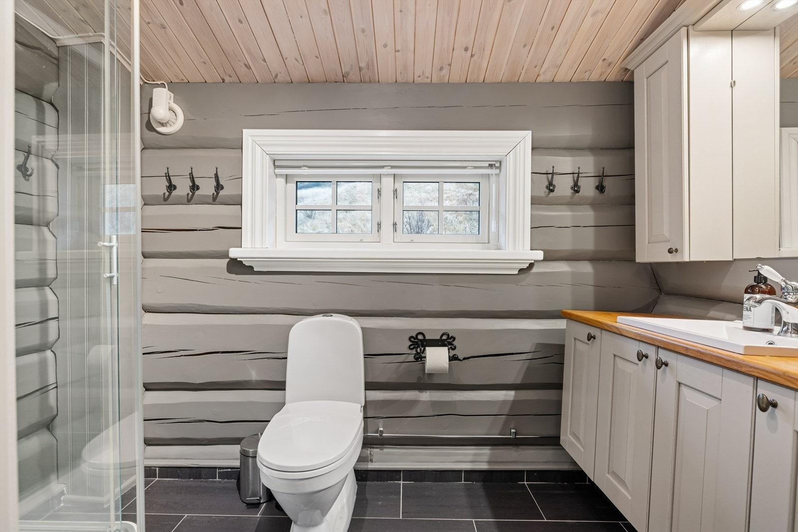 Dusjkabinett og elektrisk ventilasjon. Galleribilde