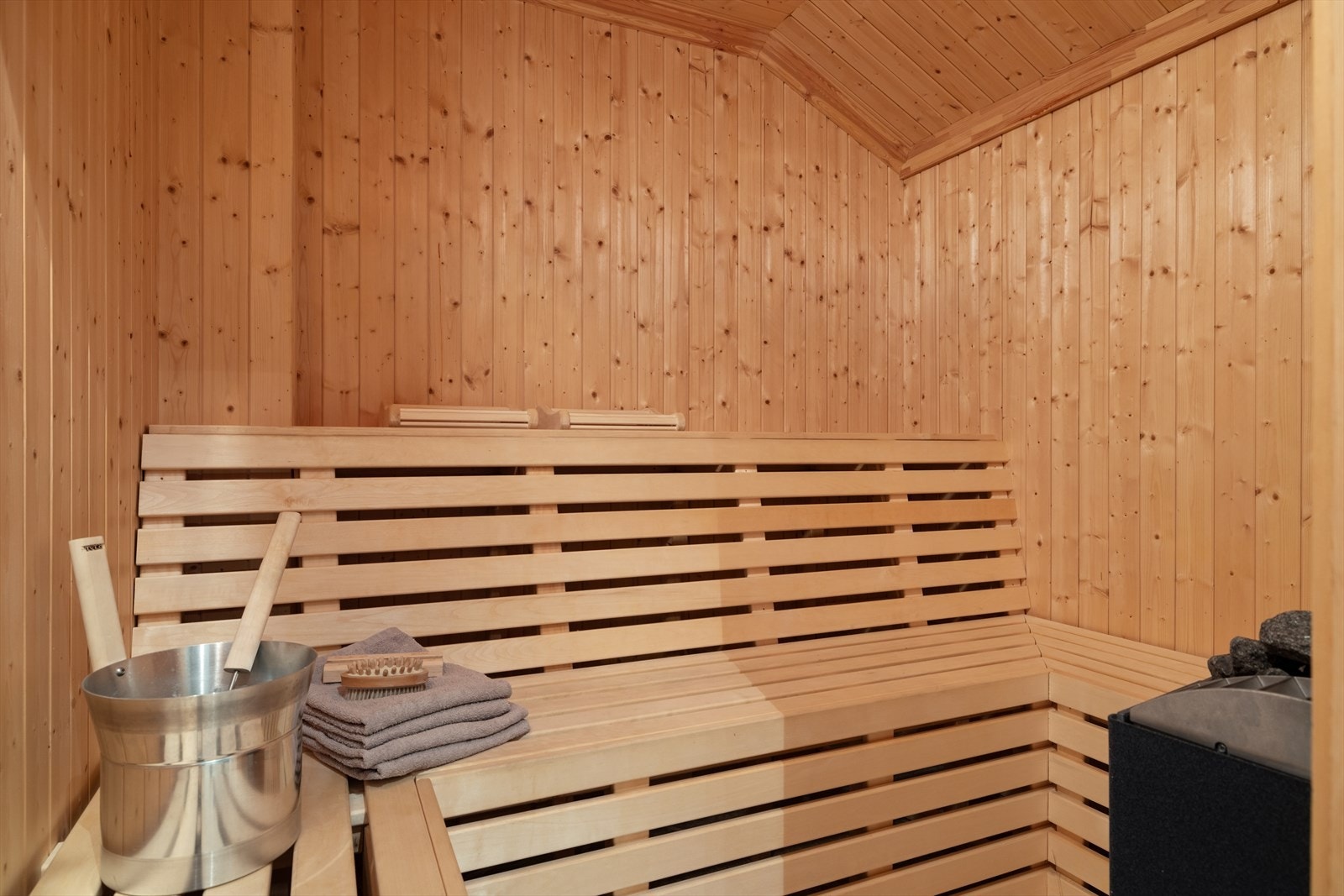 Badstue med adkomst direkte fra badet - her kan du nyte varme og velvære på benker i osp, omgitt av granpanel og eksklusiv brudden skifer på gulvet. Perfekt for avslapning etter en aktiv dag, og et ekte høydepunkt i hyttens spa-avdeling! Galleribilde