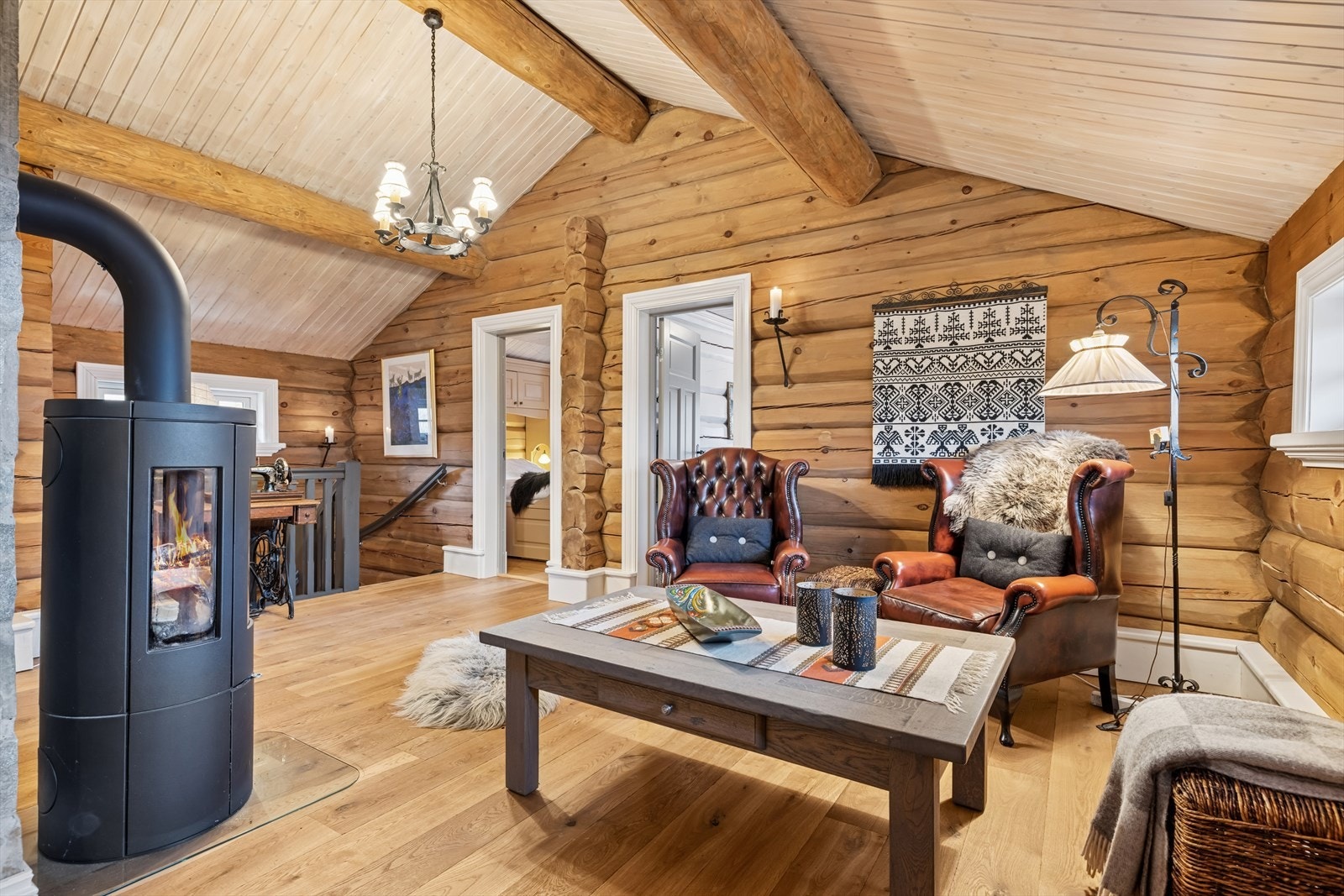 God plass i loftstuen gir fleksible muligheter for møblering, og enkel tilgang til soverommene gjør dette til et perfekt oppholdsrom for både avslapning og samvær. Her kan familien samles, eller barna få sitt eget område - alt i lyse og luftige omgivelser Galleribilde