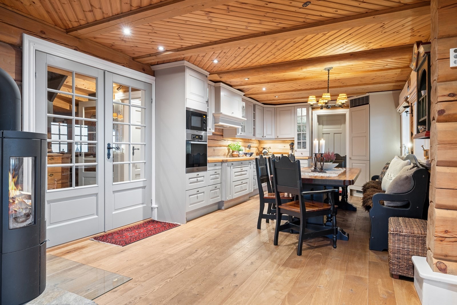 Kvalitetskjøkken fra Sigdal (modell Herregård) med profilerte fronter, heltre eik benkeplate og integrerte hvitevarer fra Miele. Her får du et praktisk kjølehjørne (Røroshetta) og rikelig med plass til både matlaging og hyggelige, sosiale sammenkomster. Galleribilde