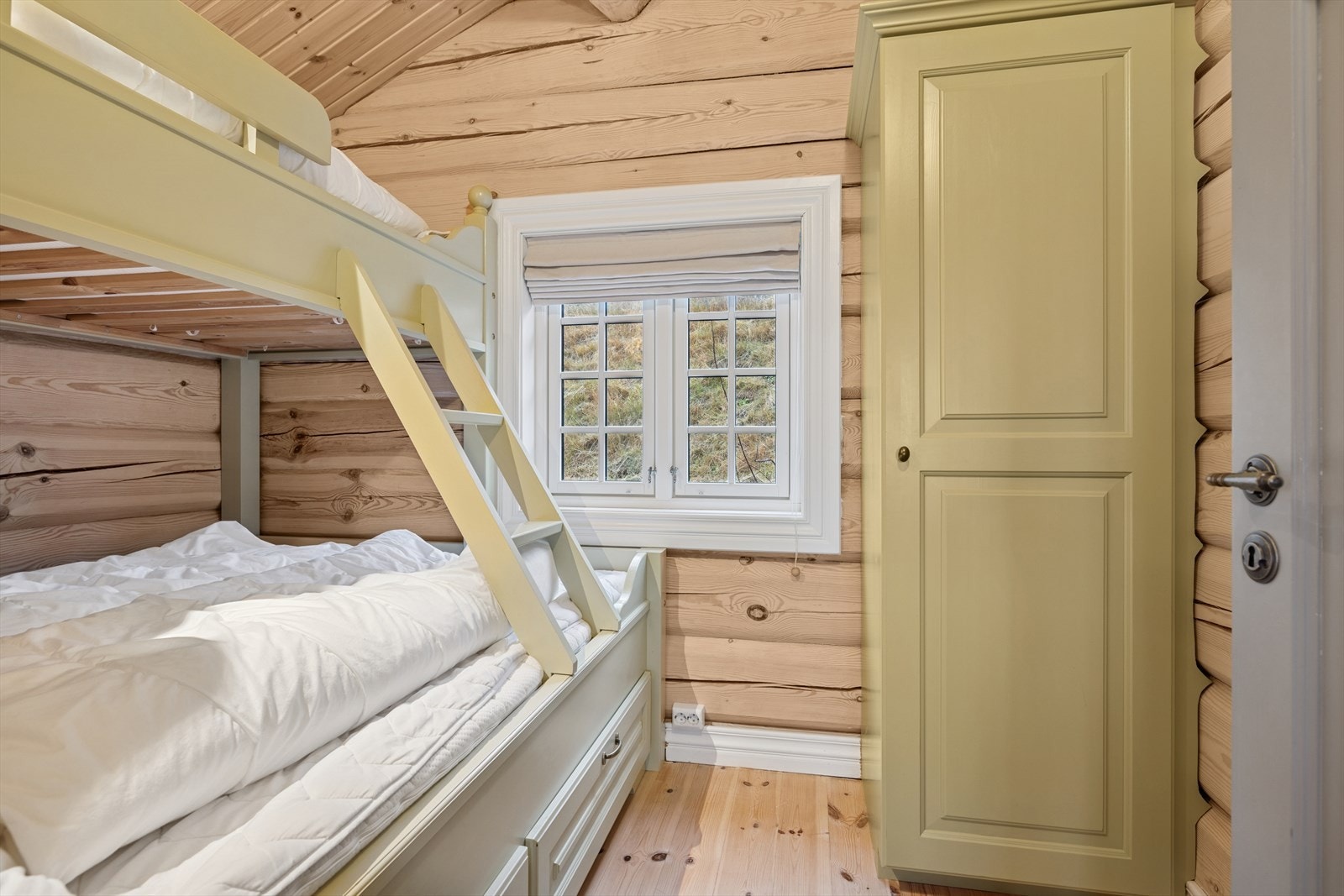 Soverom 2 i annekset med plassbygd køyeseng. Galleribilde